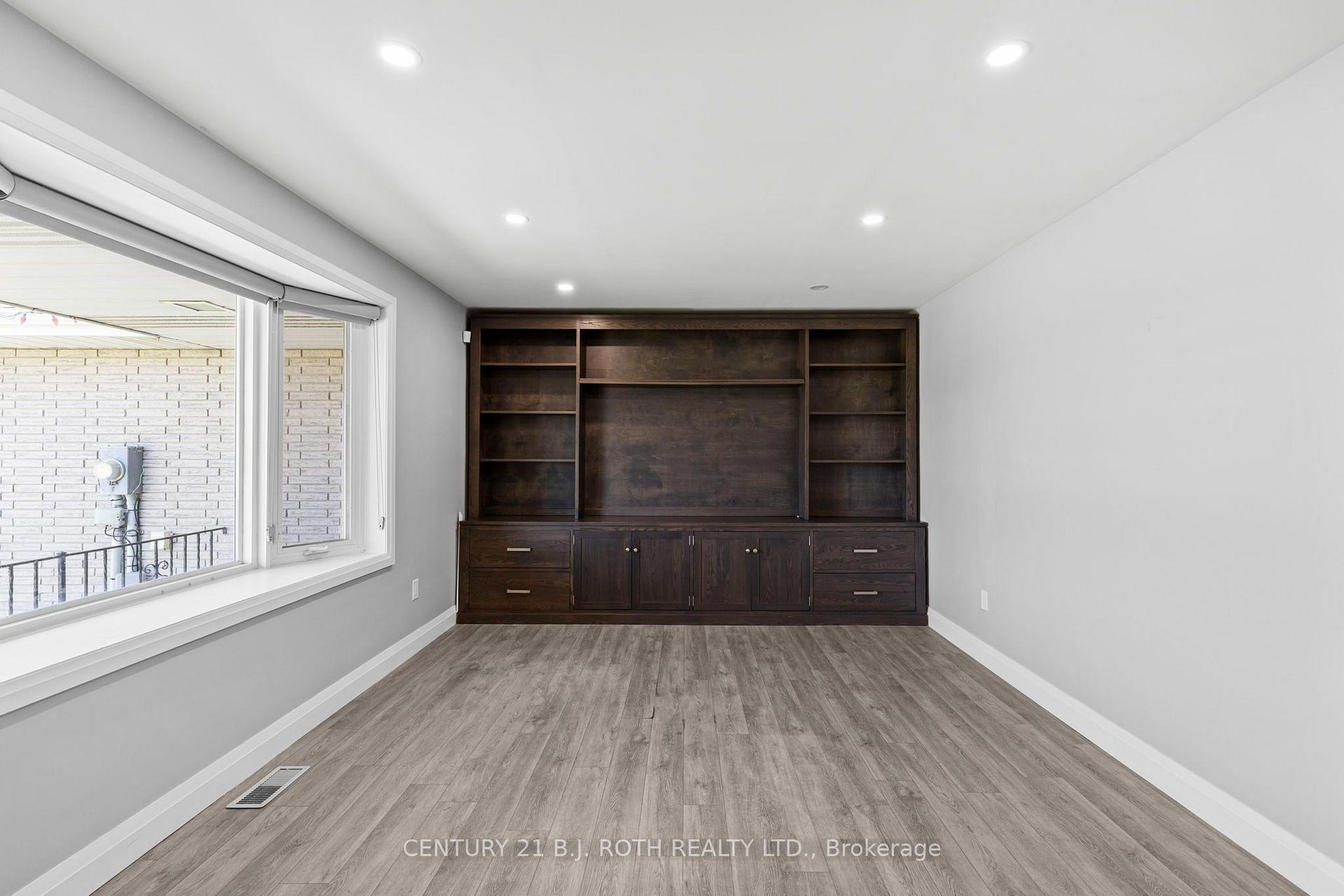 Photo 5 of 355 Mapleview Drive W, Barrie, Holly — HOMEH