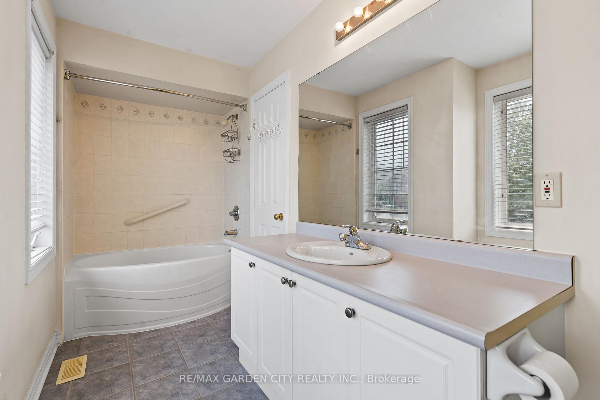 Photo 26 of 401 Wright Crescent, Niagara-on-the-Lake, Glendale — HOMEH