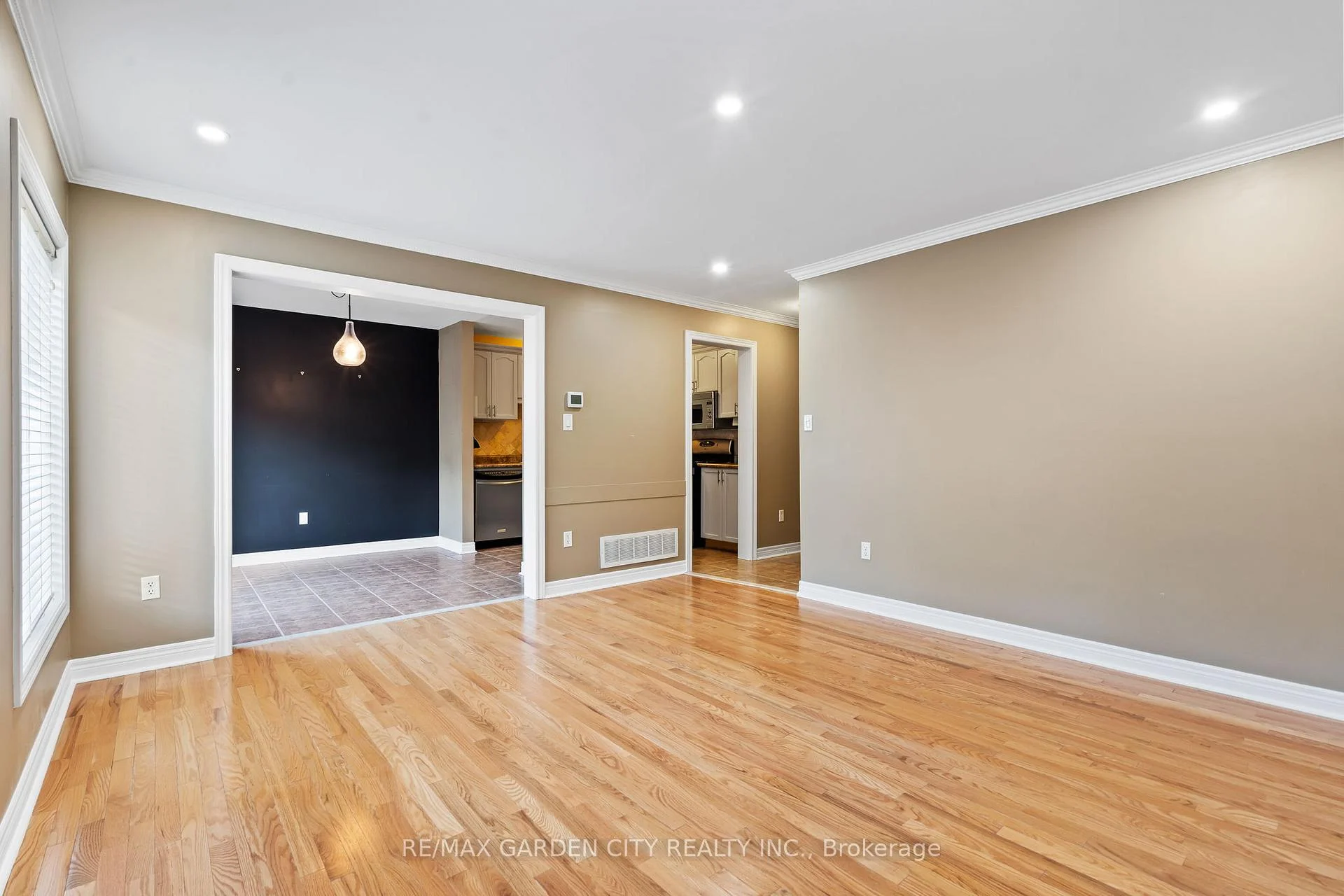 Photo 12 of 401 Wright Crescent, Niagara-on-the-Lake, Glendale — HOMEH