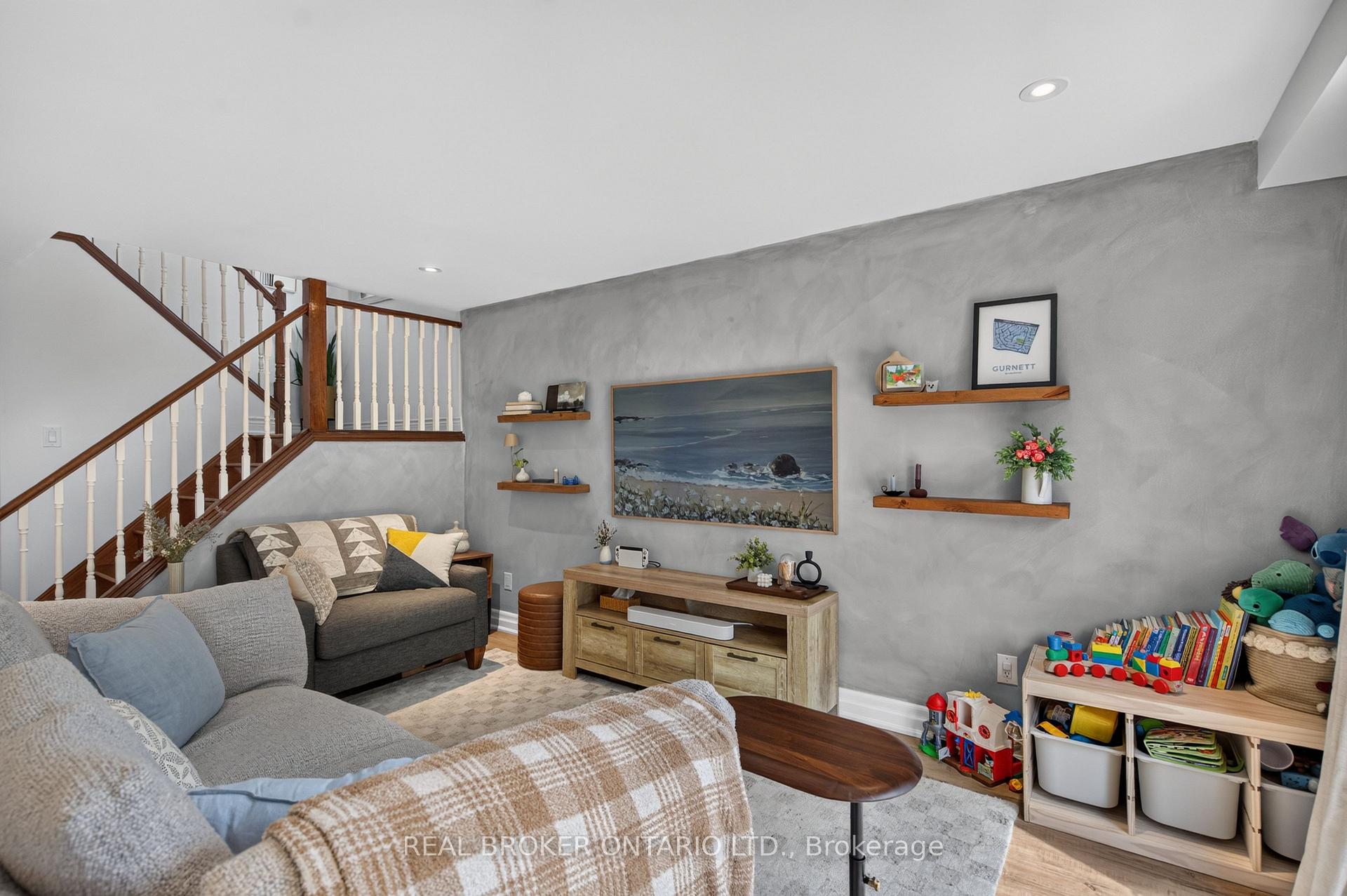 Photo 15 of 171 Golfwood Drive, Hamilton, Gurnett — HOMEH