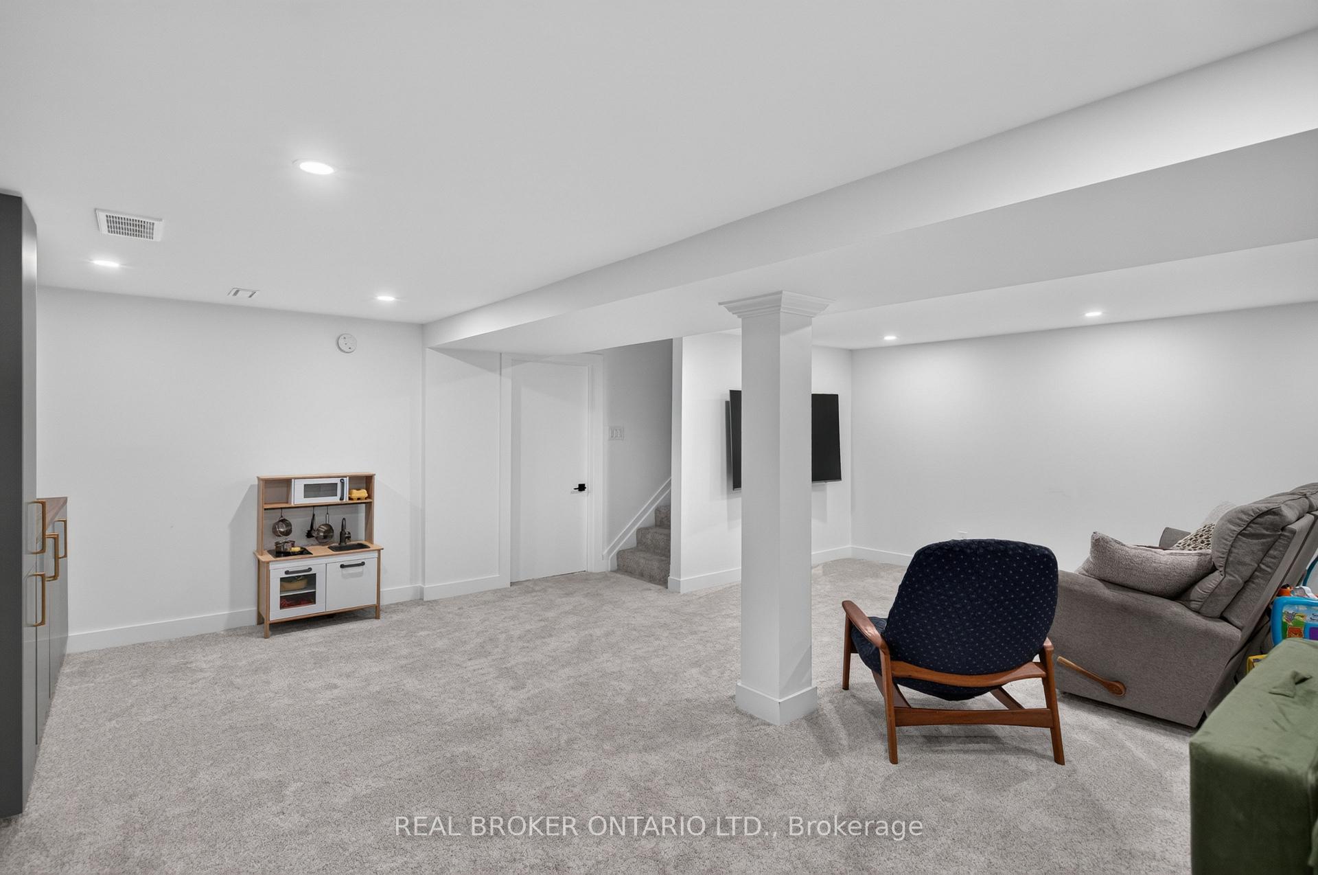 Photo 27 of 171 Golfwood Drive, Hamilton, Gurnett — HOMEH