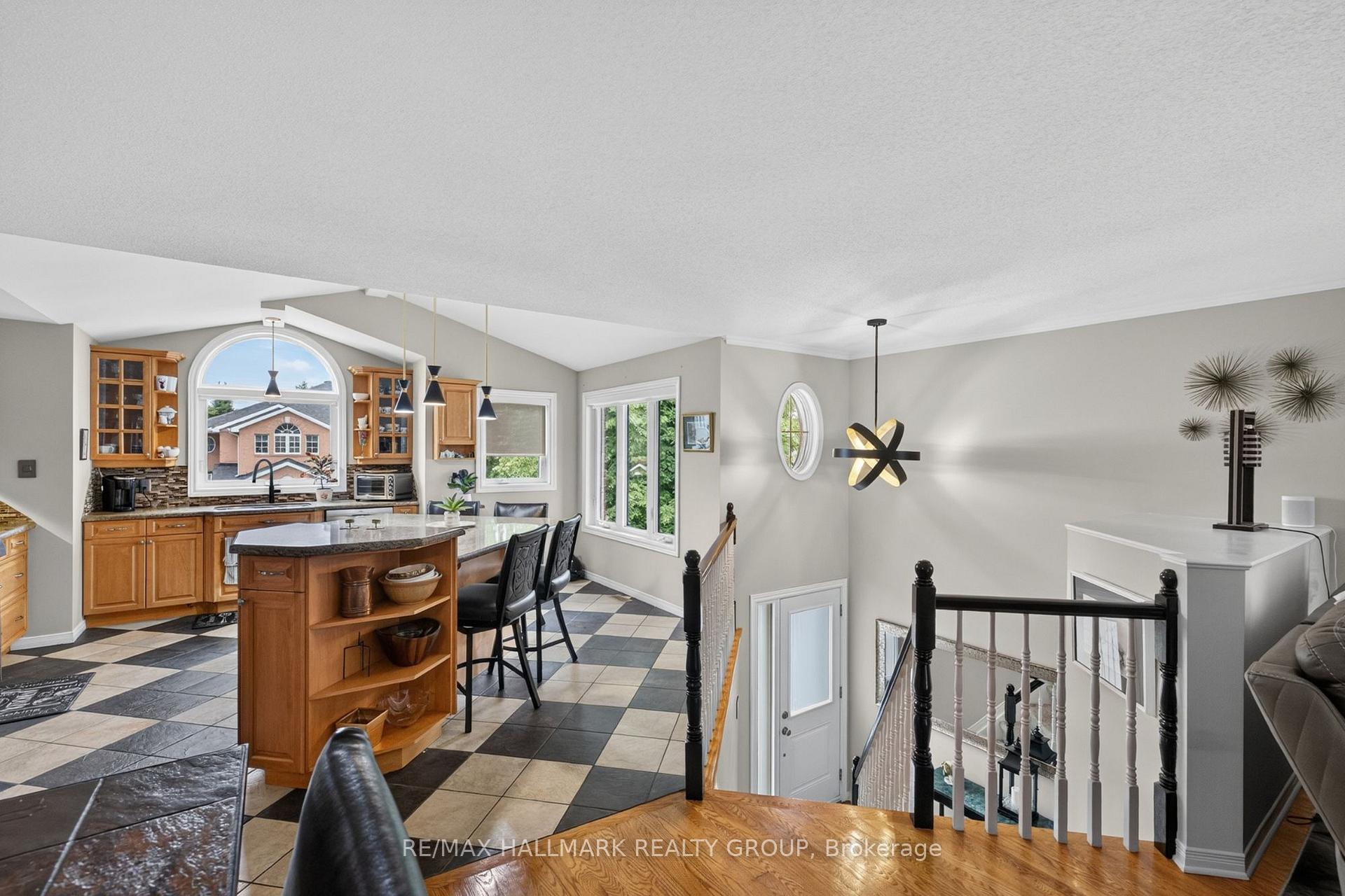 Photo 2 of 139 Castle Glen Crescent, Ottawa, Kanata - Glencairn/Hazeldean — HOMEH