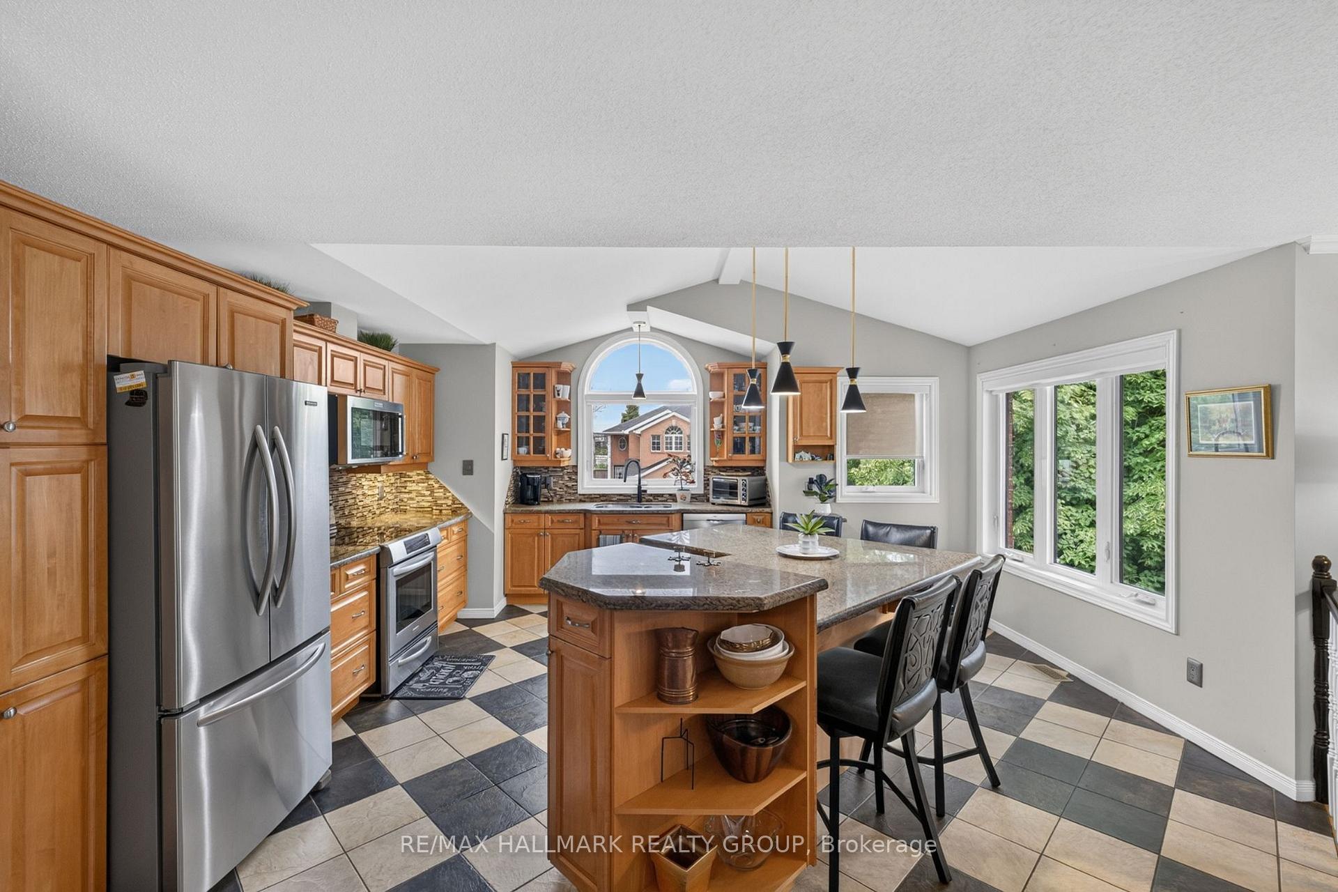 Photo 8 of 139 Castle Glen Crescent, Ottawa, Kanata - Glencairn/Hazeldean — HOMEH