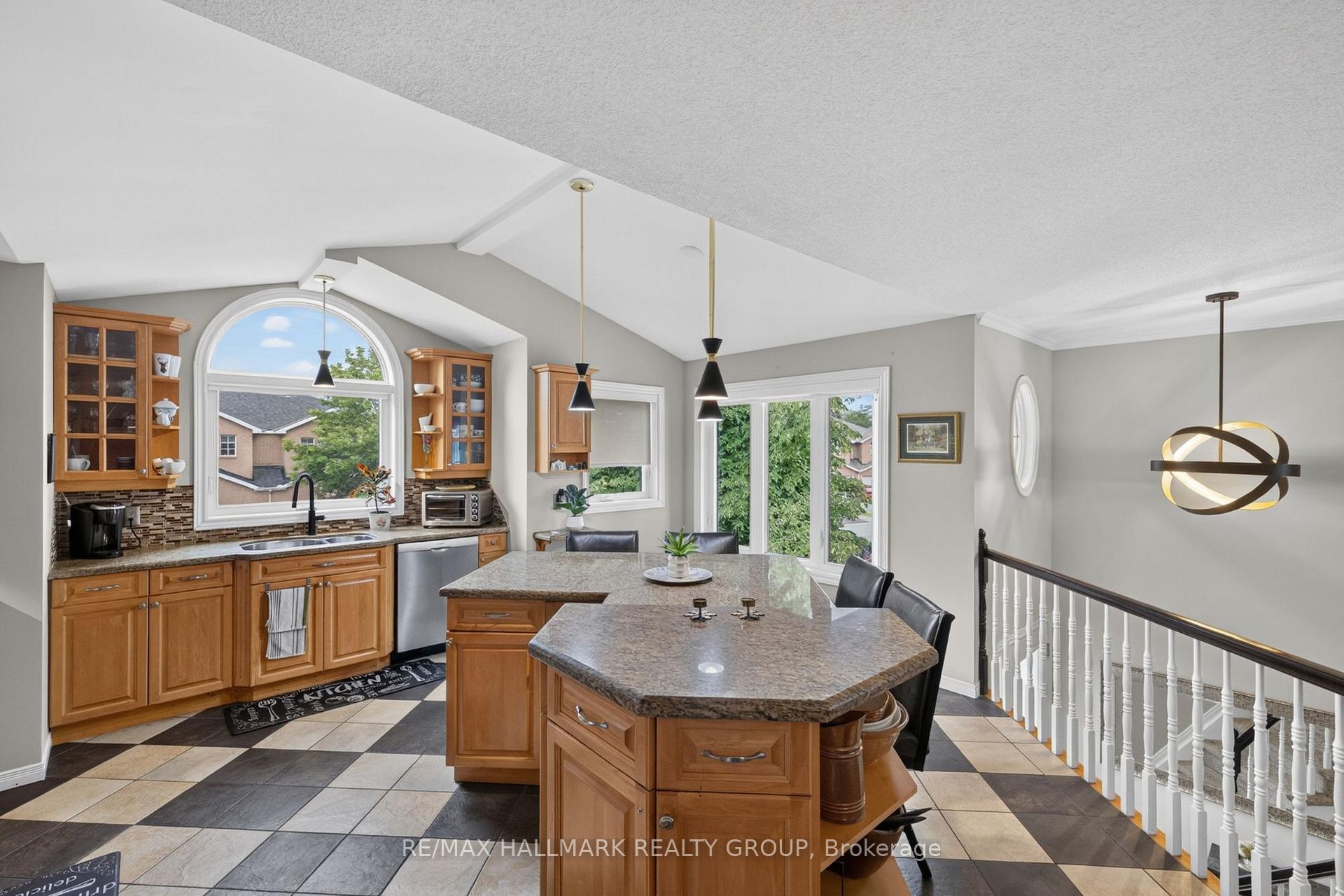 Photo 10 of 139 Castle Glen Crescent, Ottawa, Kanata - Glencairn/Hazeldean — HOMEH