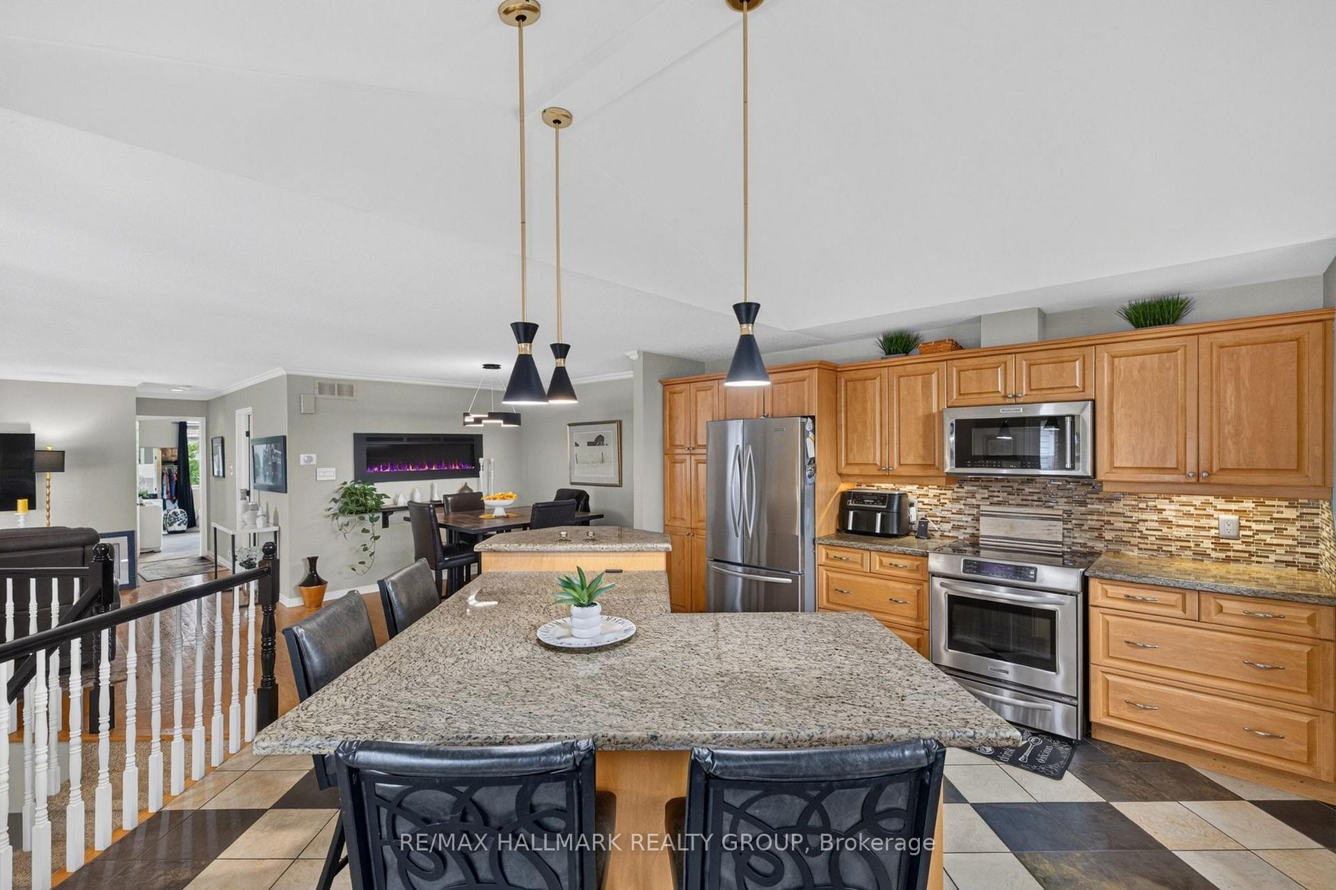 Photo 11 of 139 Castle Glen Crescent, Ottawa, Kanata - Glencairn/Hazeldean — HOMEH