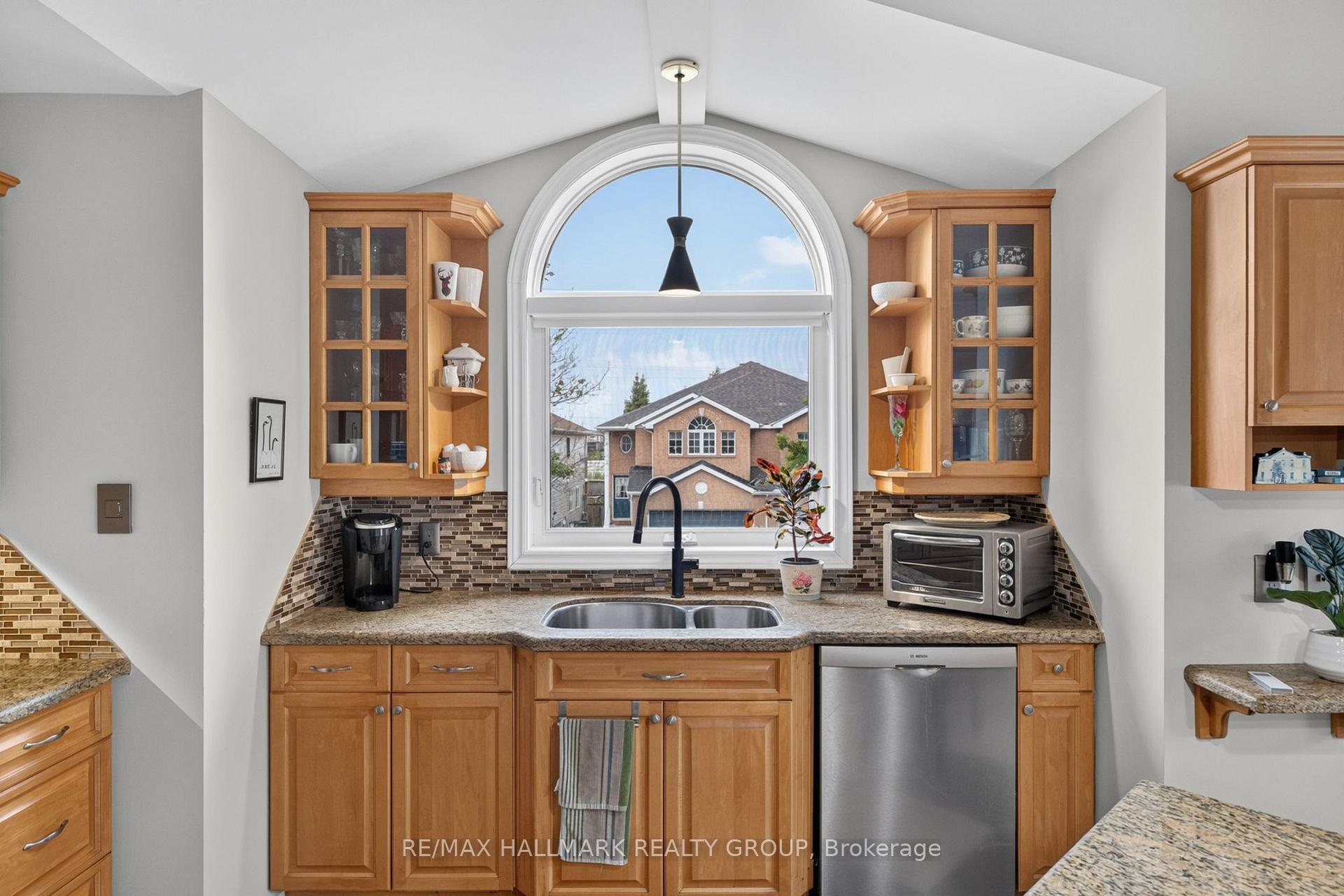 Photo 12 of 139 Castle Glen Crescent, Ottawa, Kanata - Glencairn/Hazeldean — HOMEH