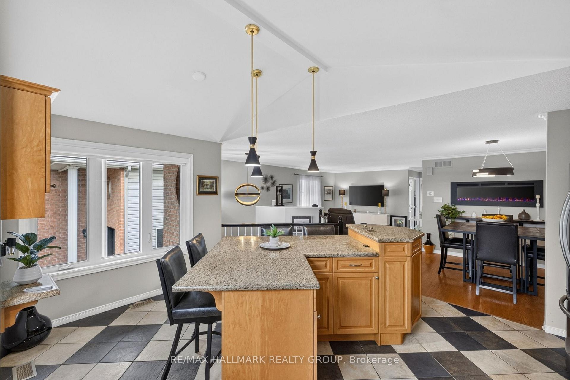 Photo 13 of 139 Castle Glen Crescent, Ottawa, Kanata - Glencairn/Hazeldean — HOMEH