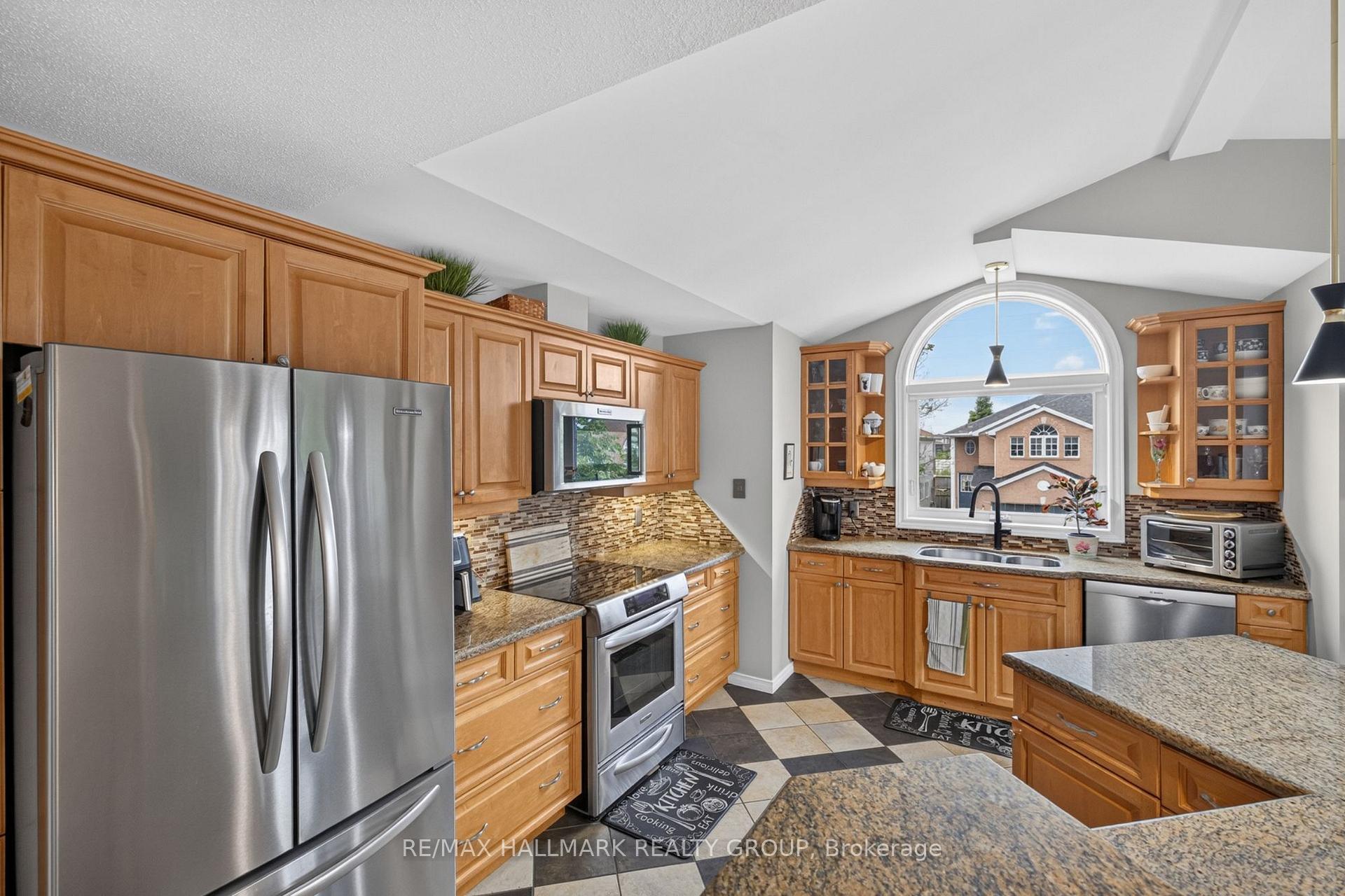 Photo 14 of 139 Castle Glen Crescent, Ottawa, Kanata - Glencairn/Hazeldean — HOMEH