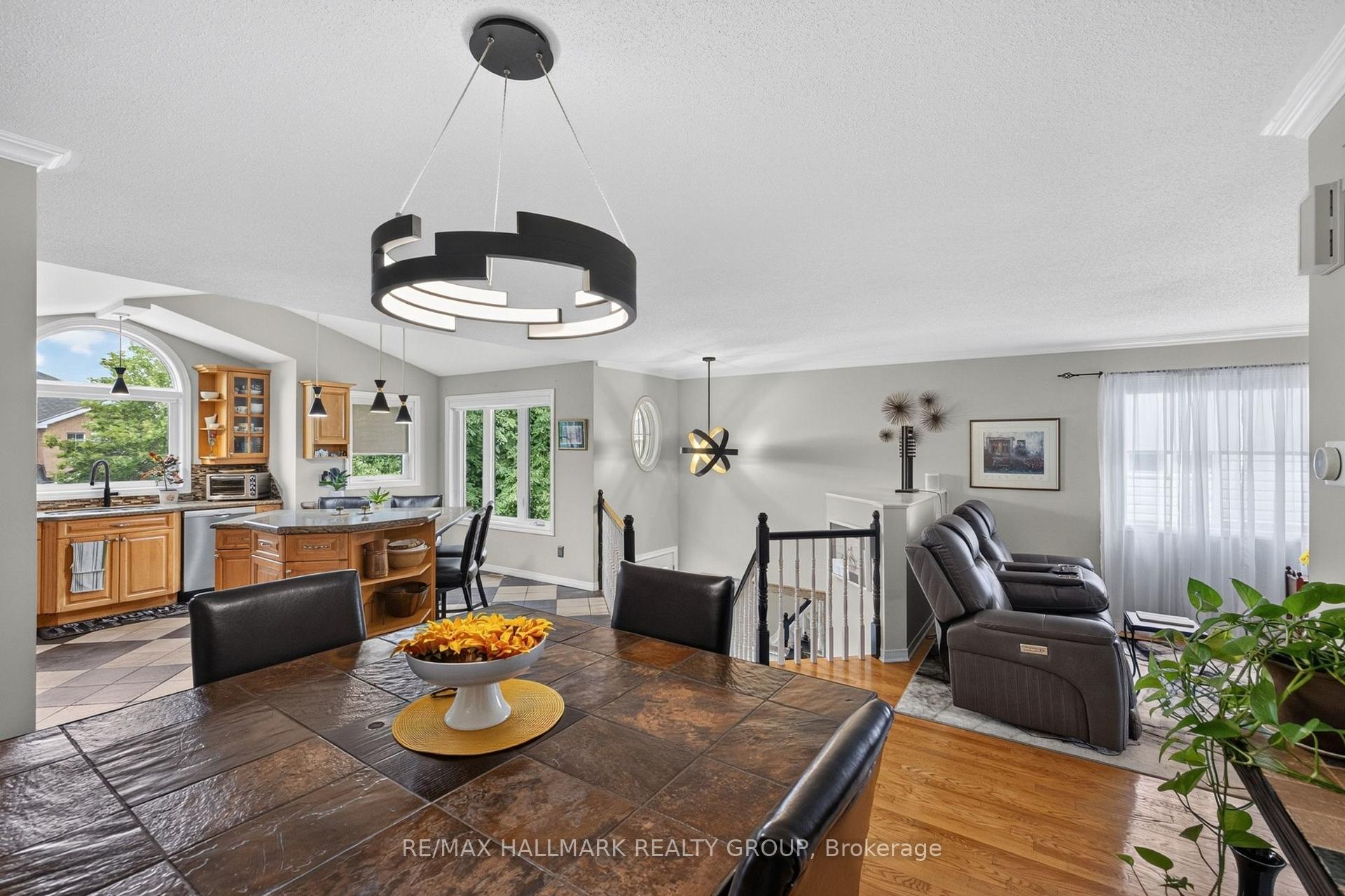 Photo 17 of 139 Castle Glen Crescent, Ottawa, Kanata - Glencairn/Hazeldean — HOMEH