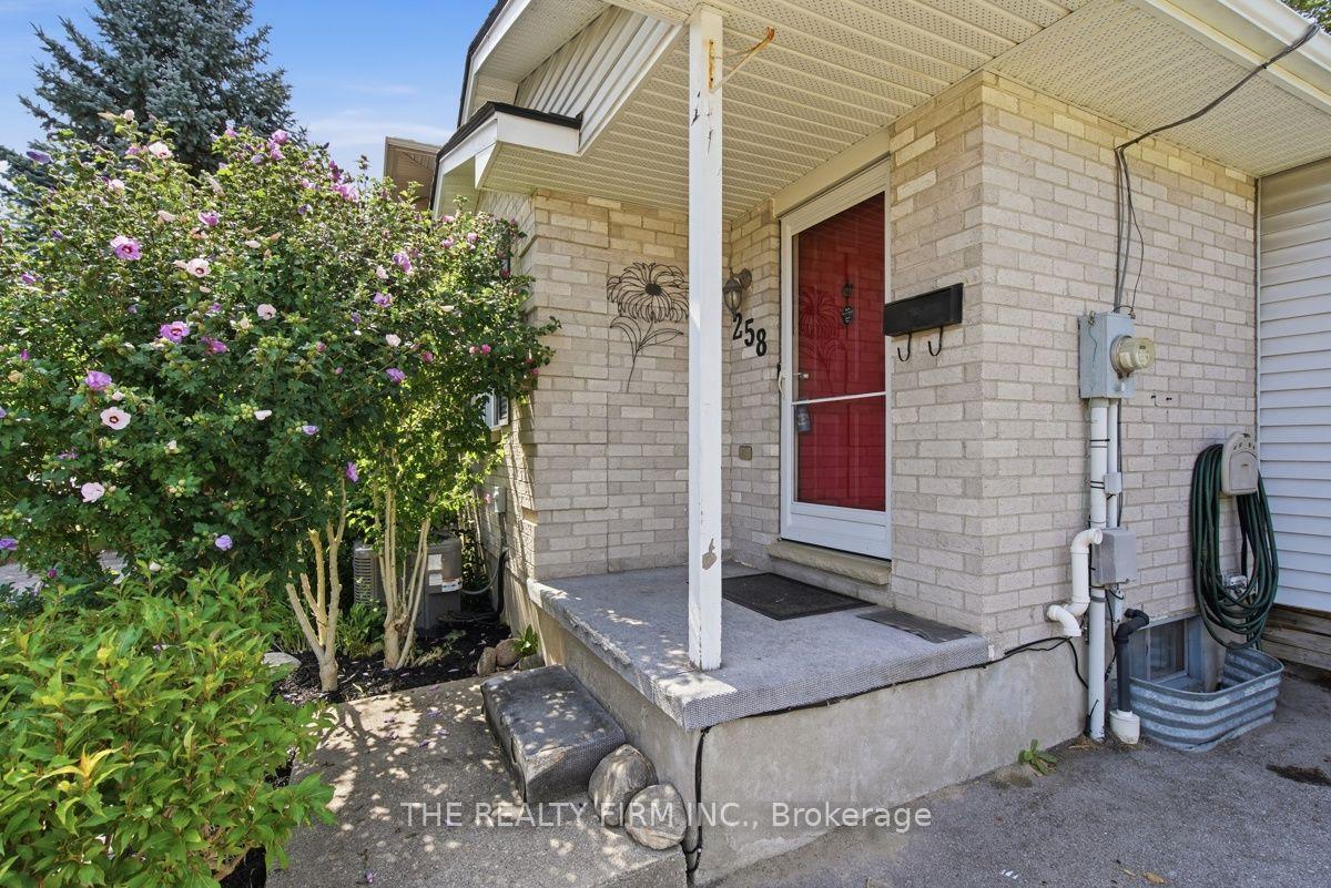 Photo 2 of 258 Olympic Crescent, London, North I — HOMEH