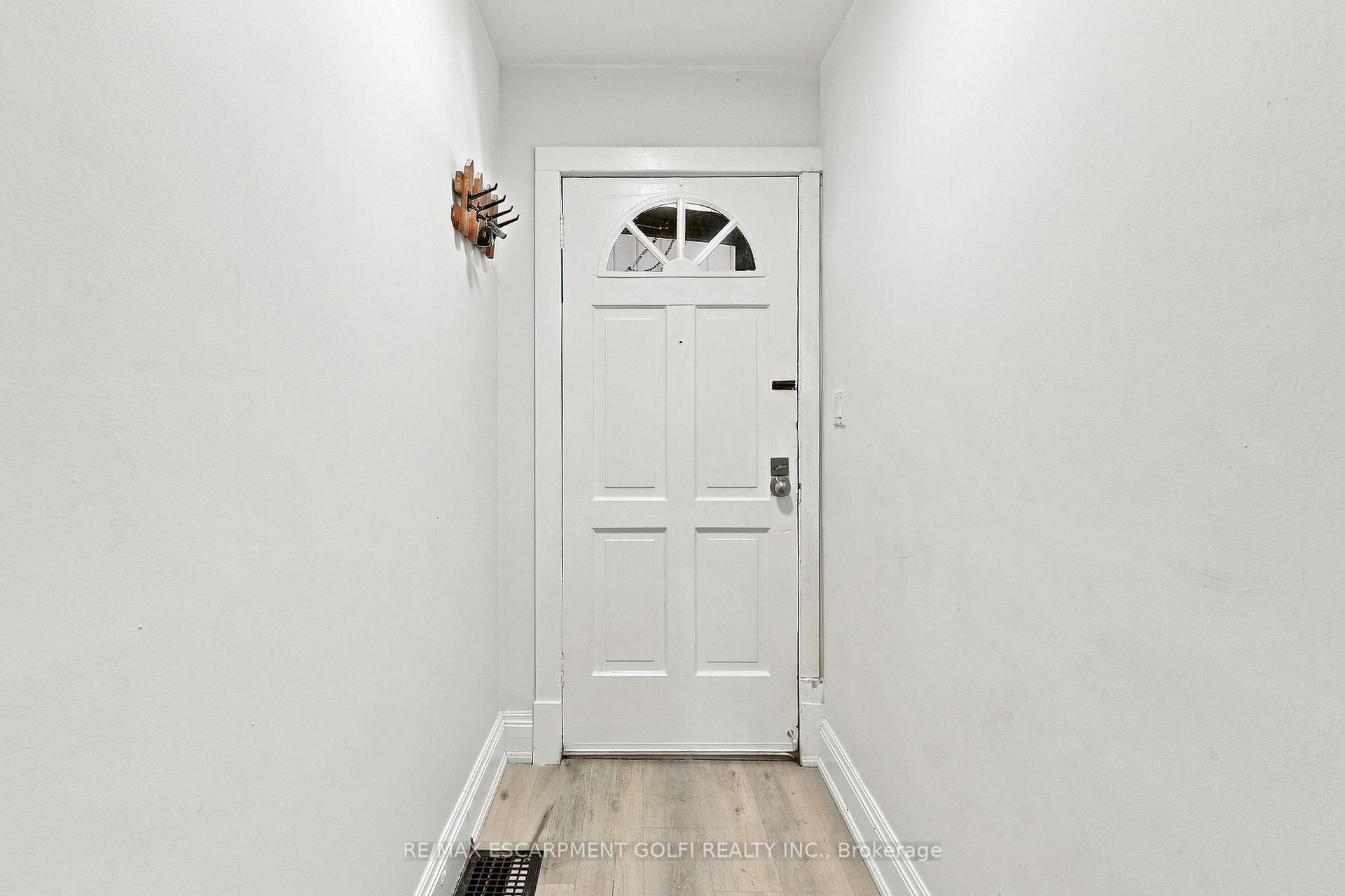 Photo 5 of 463 Dunsmure Avenue, Hamilton, Crown Point — HOMEH