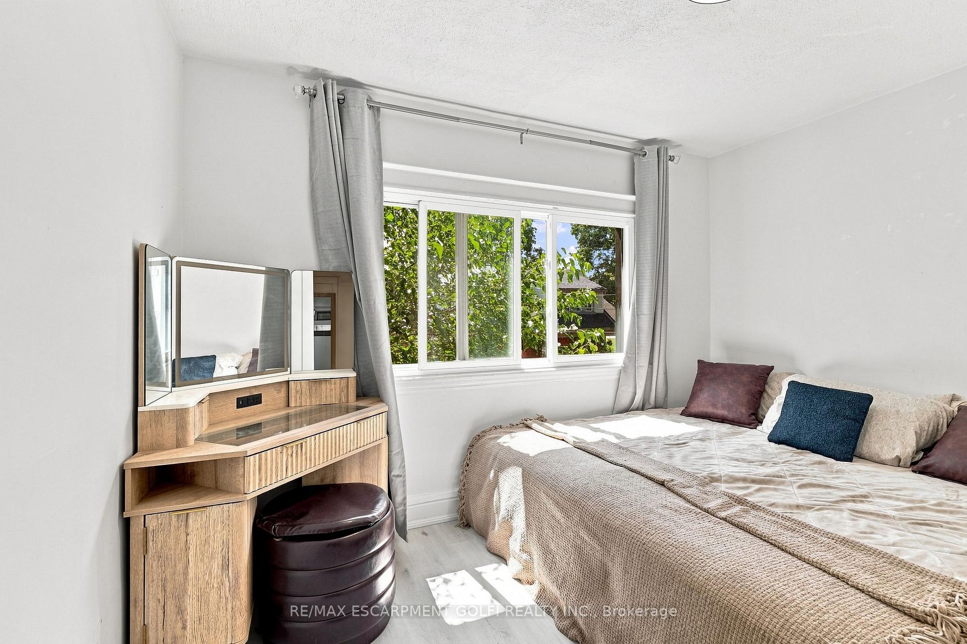 Photo 12 of 463 Dunsmure Avenue, Hamilton, Crown Point — HOMEH