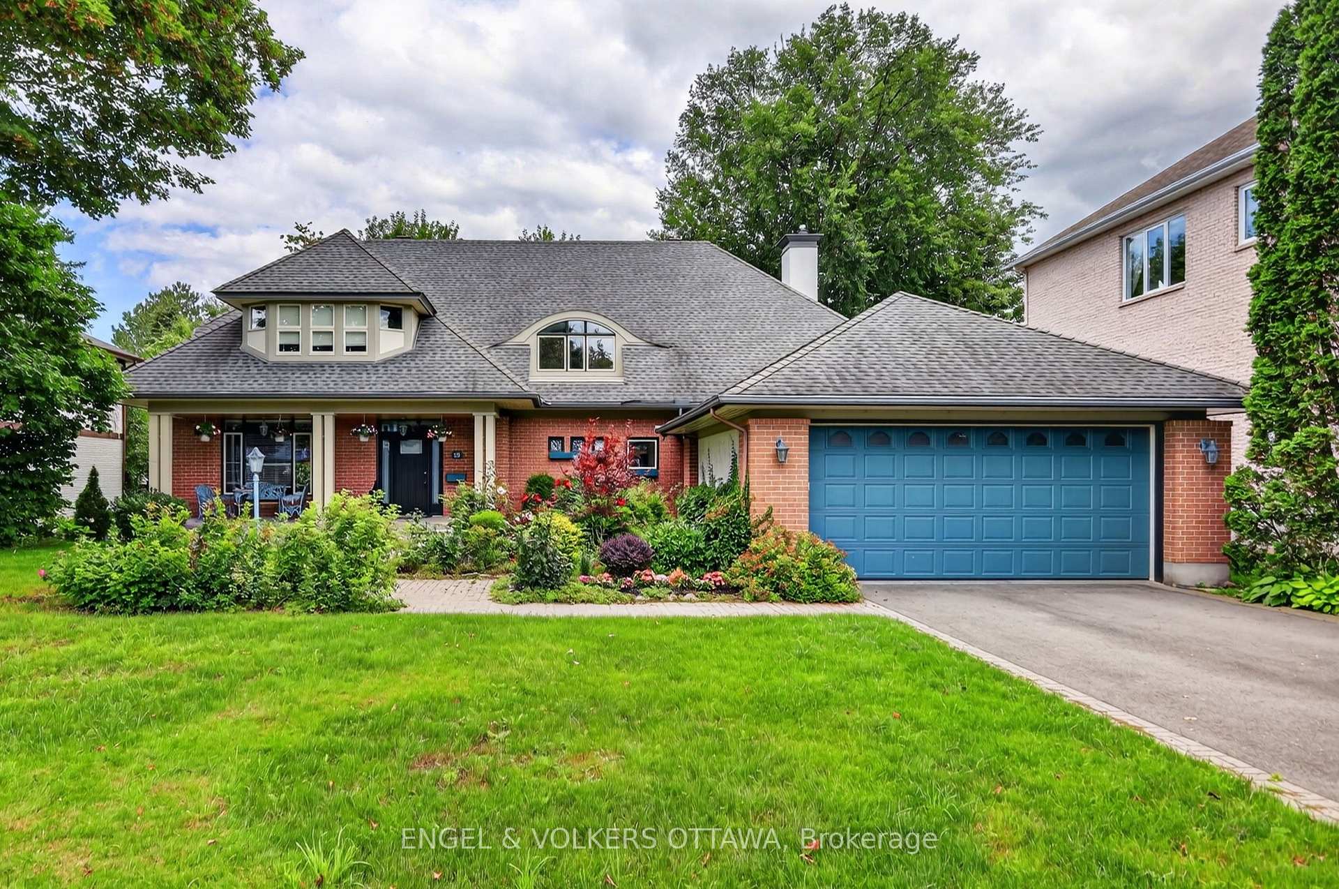 Front of 13 Chinook Crescent
