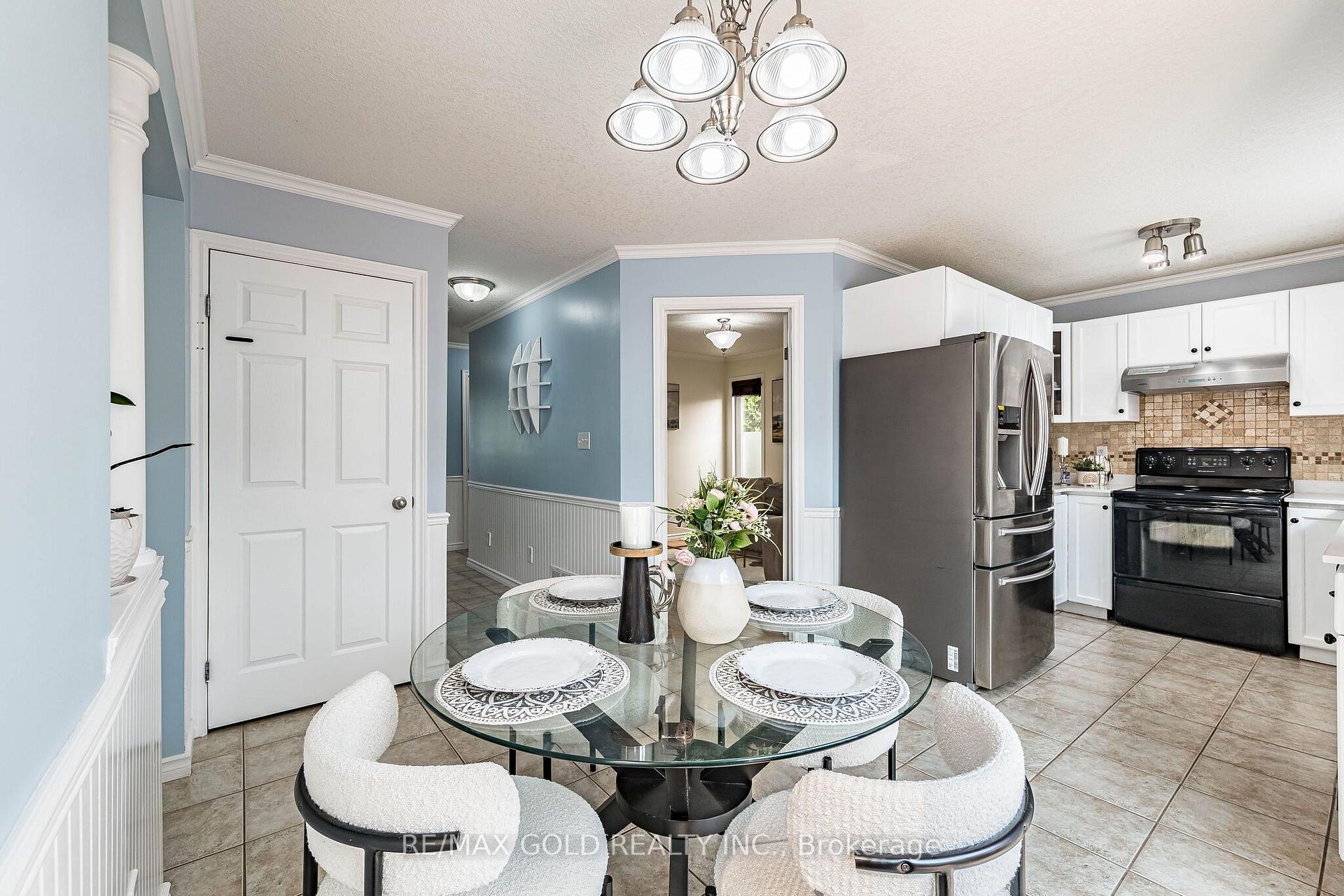 Photo 11 of 6 Moffatt Lane, Guelph, Clairfields/Hanlon Business Park — HOMEH