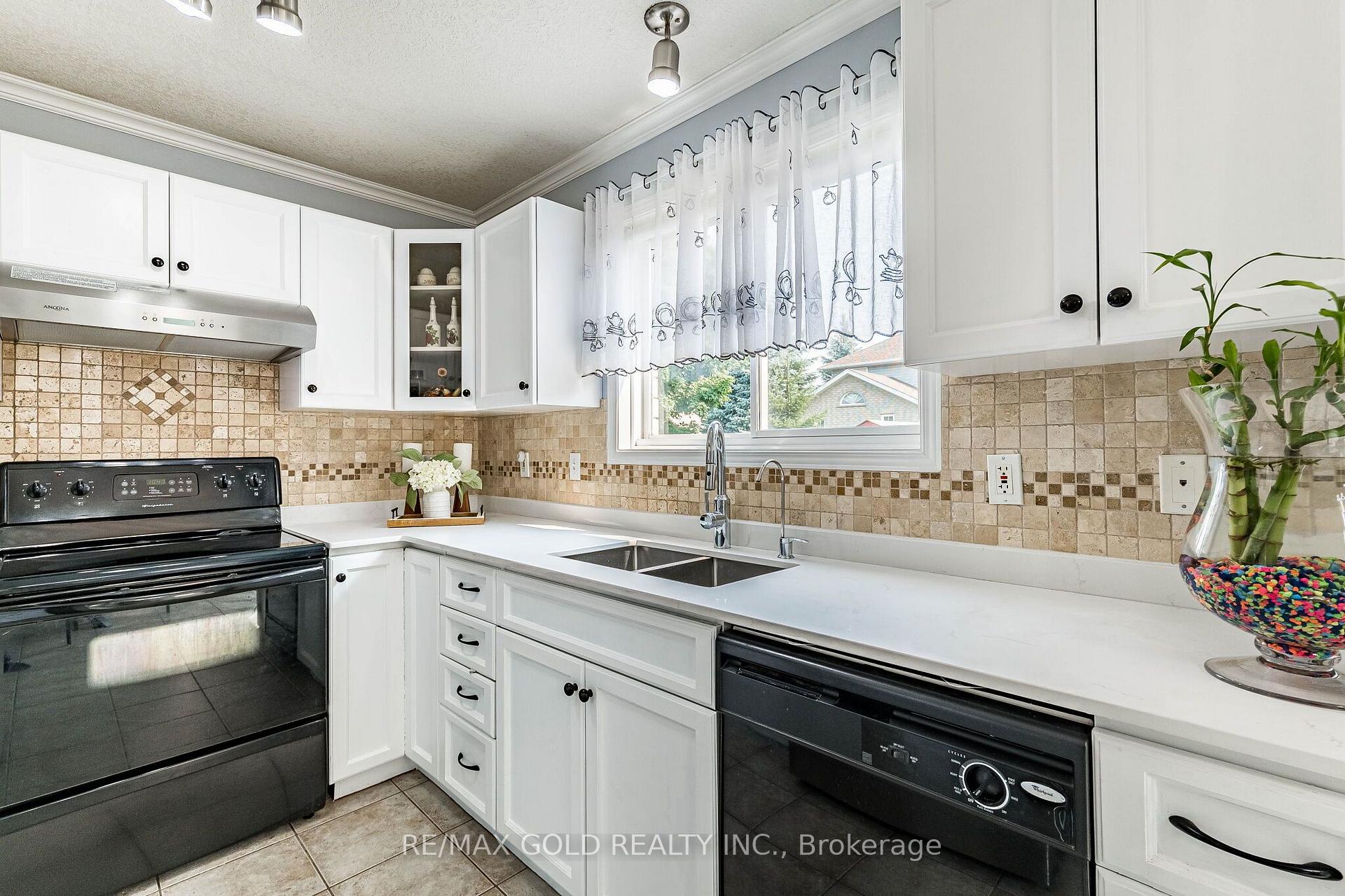 Photo 13 of 6 Moffatt Lane, Guelph, Clairfields/Hanlon Business Park — HOMEH