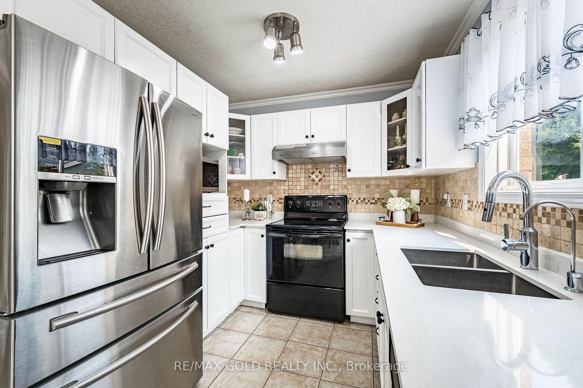 Photo 15 of 6 Moffatt Lane, Guelph, Clairfields/Hanlon Business Park — HOMEH
