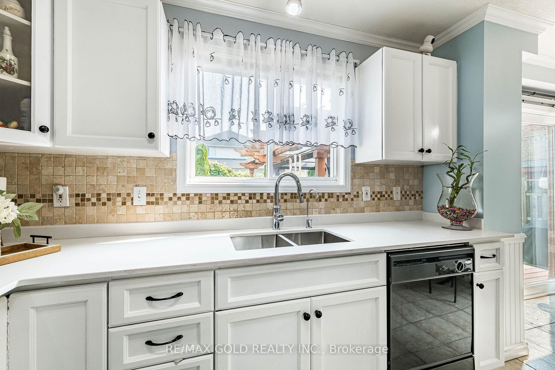 Photo 16 of 6 Moffatt Lane, Guelph, Clairfields/Hanlon Business Park — HOMEH
