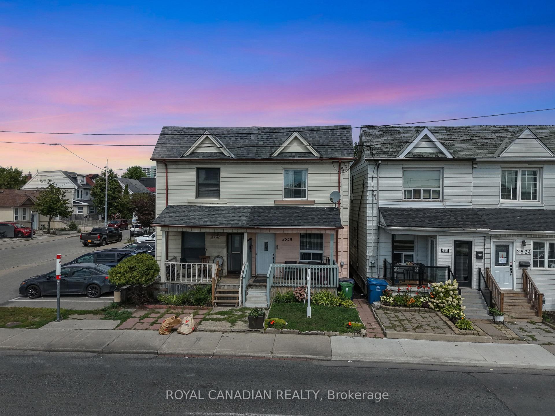 Photo 4 of 2538 St Clair Avenue W, Toronto, Rockcliffe-Smythe — HOMEH