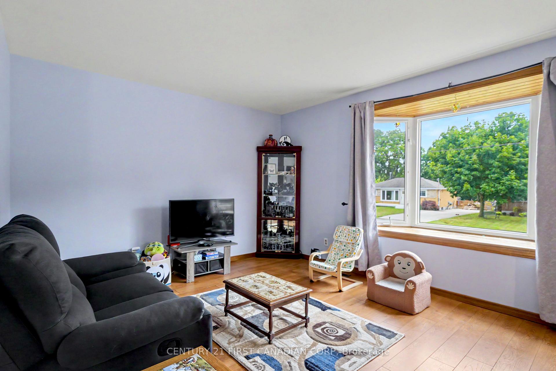Photo 8 of 44 Dale Drive, Thames Centre, Dorchester — HOMEH