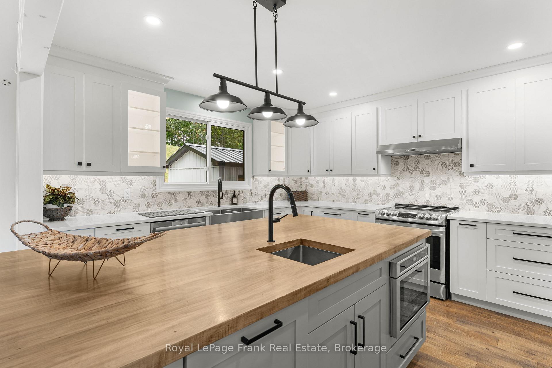 Photo 18 of 215 Francis Street, Kawartha Lakes, Fenelon Falls — HOMEH