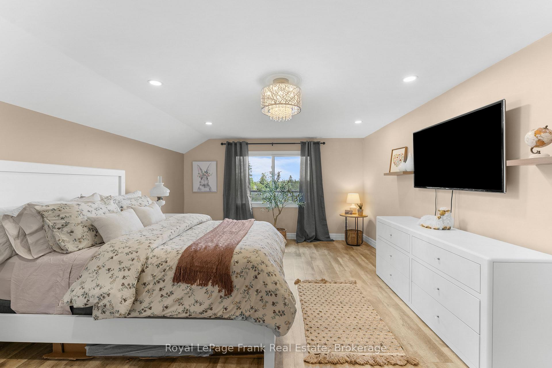 Photo 33 of 215 Francis Street, Kawartha Lakes, Fenelon Falls — HOMEH