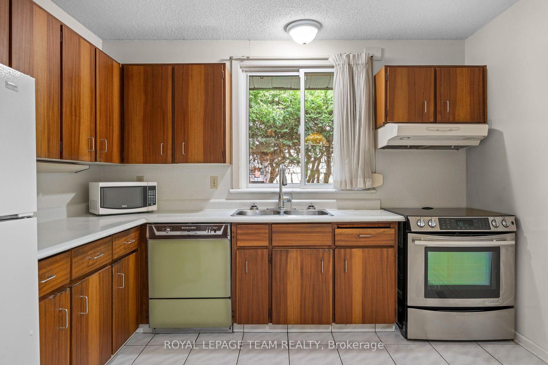 Photo 12 of 1380 Marchand Street, Ottawa, Cyrville Rd./Industrial Park — HOMEH