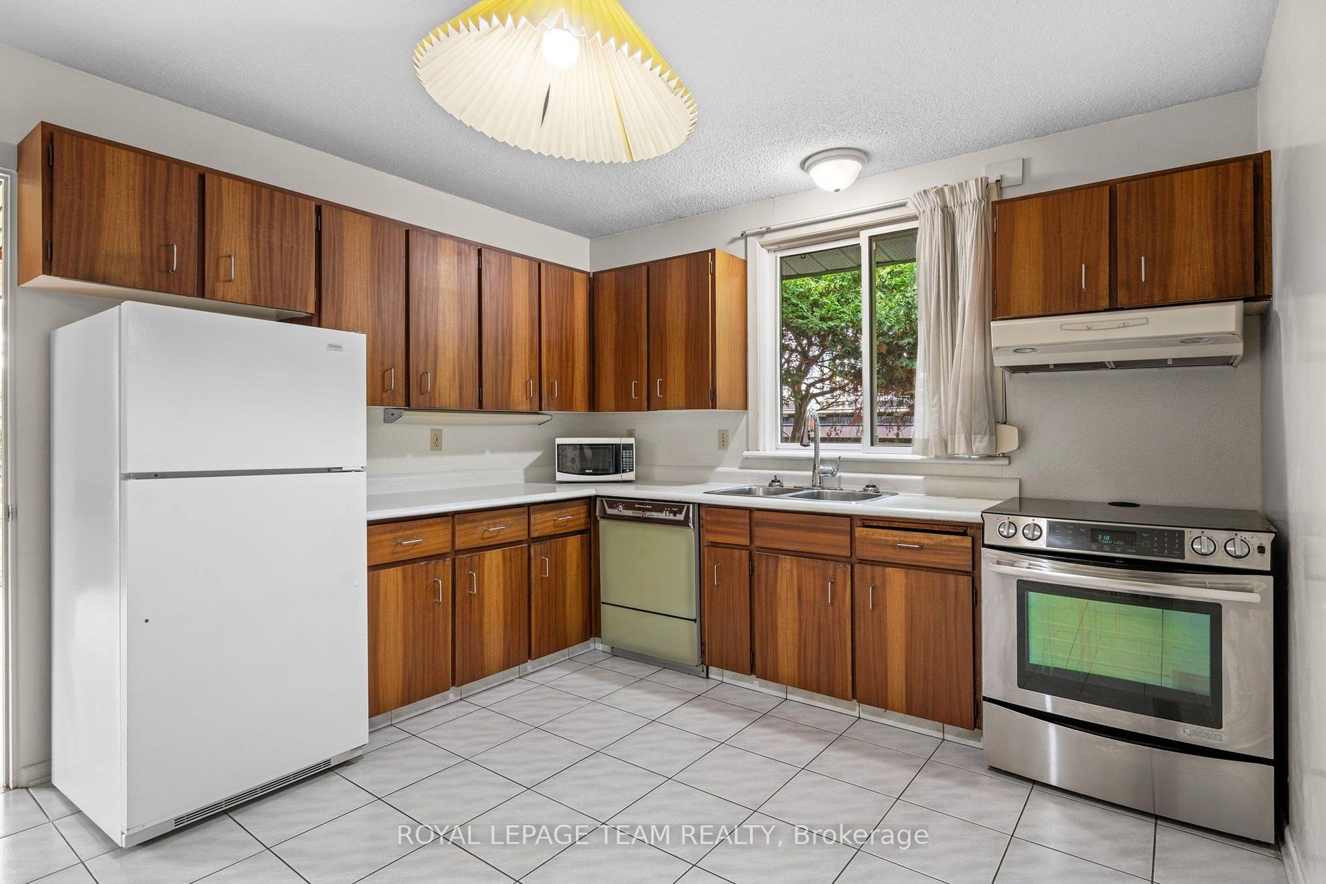 Photo 13 of 1380 Marchand Street, Ottawa, Cyrville Rd./Industrial Park — HOMEH