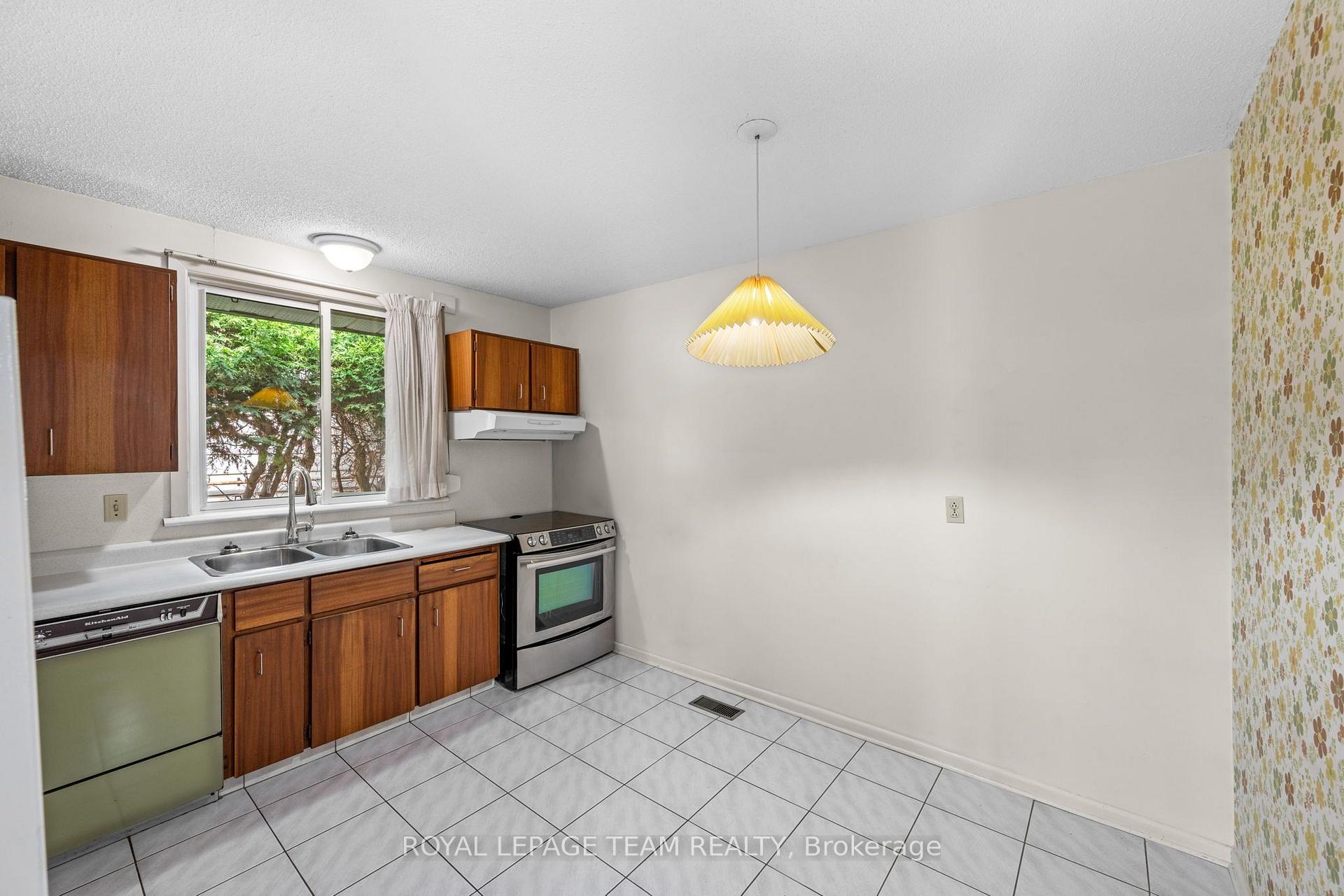 Photo 14 of 1380 Marchand Street, Ottawa, Cyrville Rd./Industrial Park — HOMEH