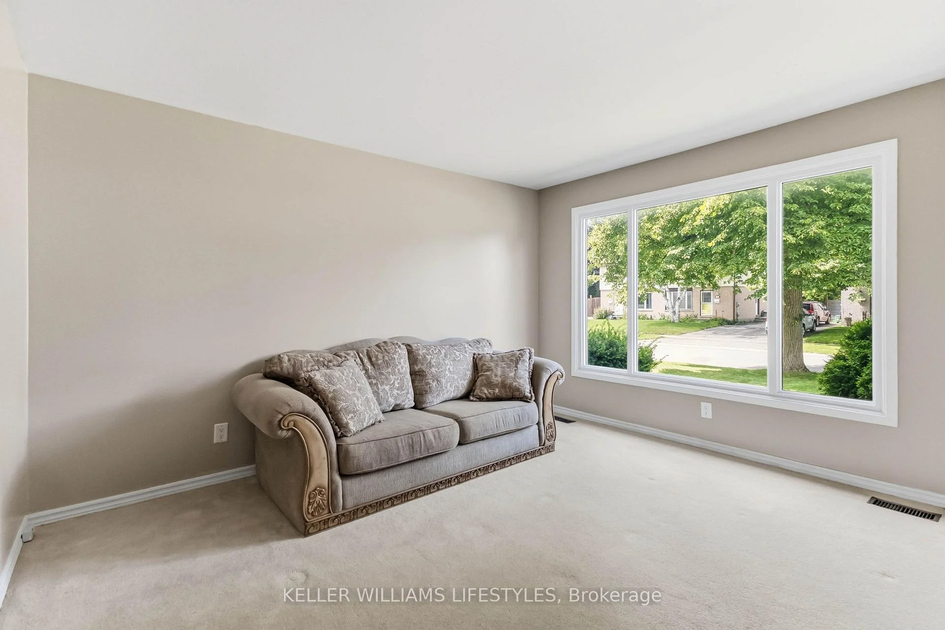 Photo 16 of 129 Culver Crescent, London, East H — HOMEH