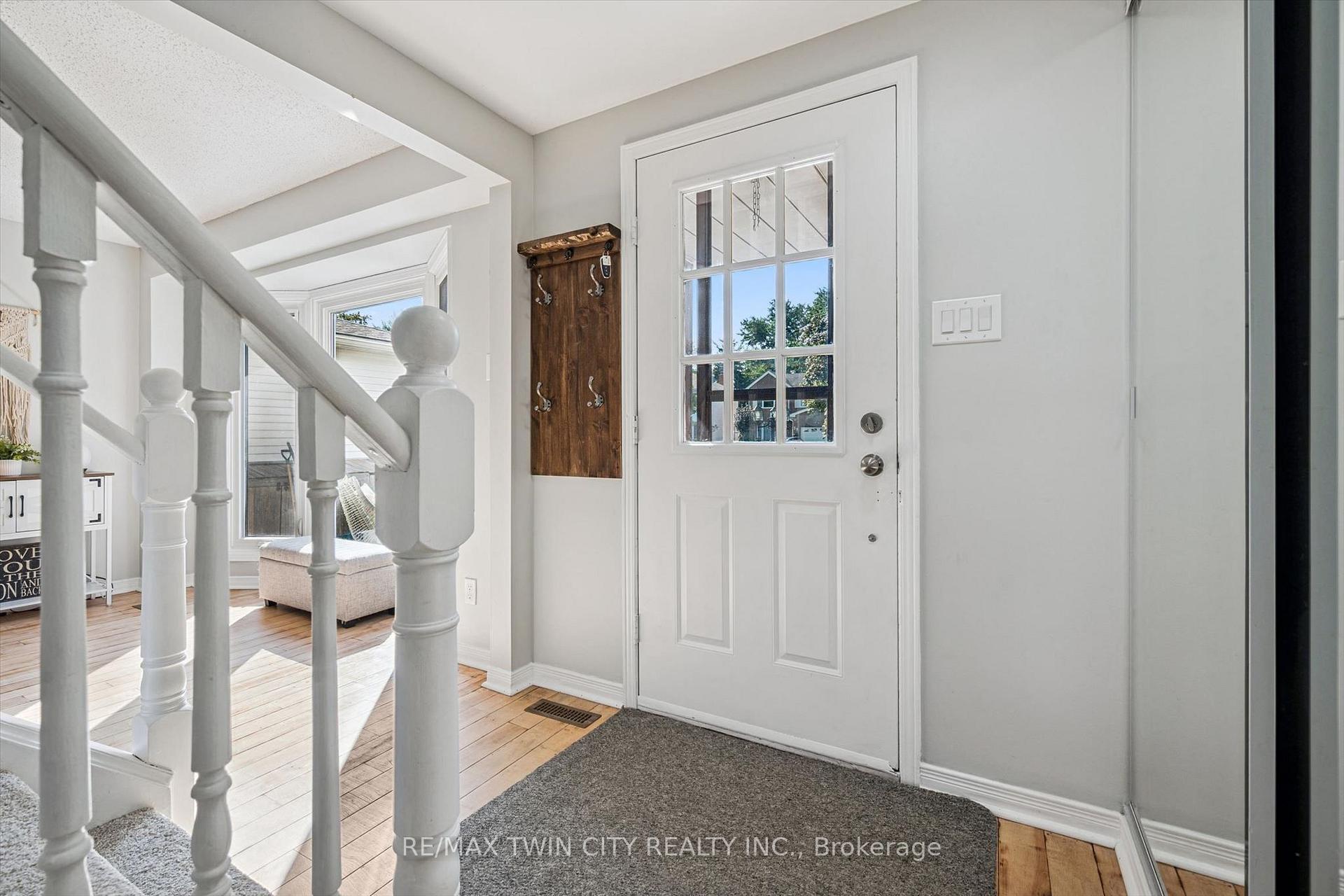 Photo 5 of 54 Royal Orchard Place, Kitchener, Forest Heights — HOMEH