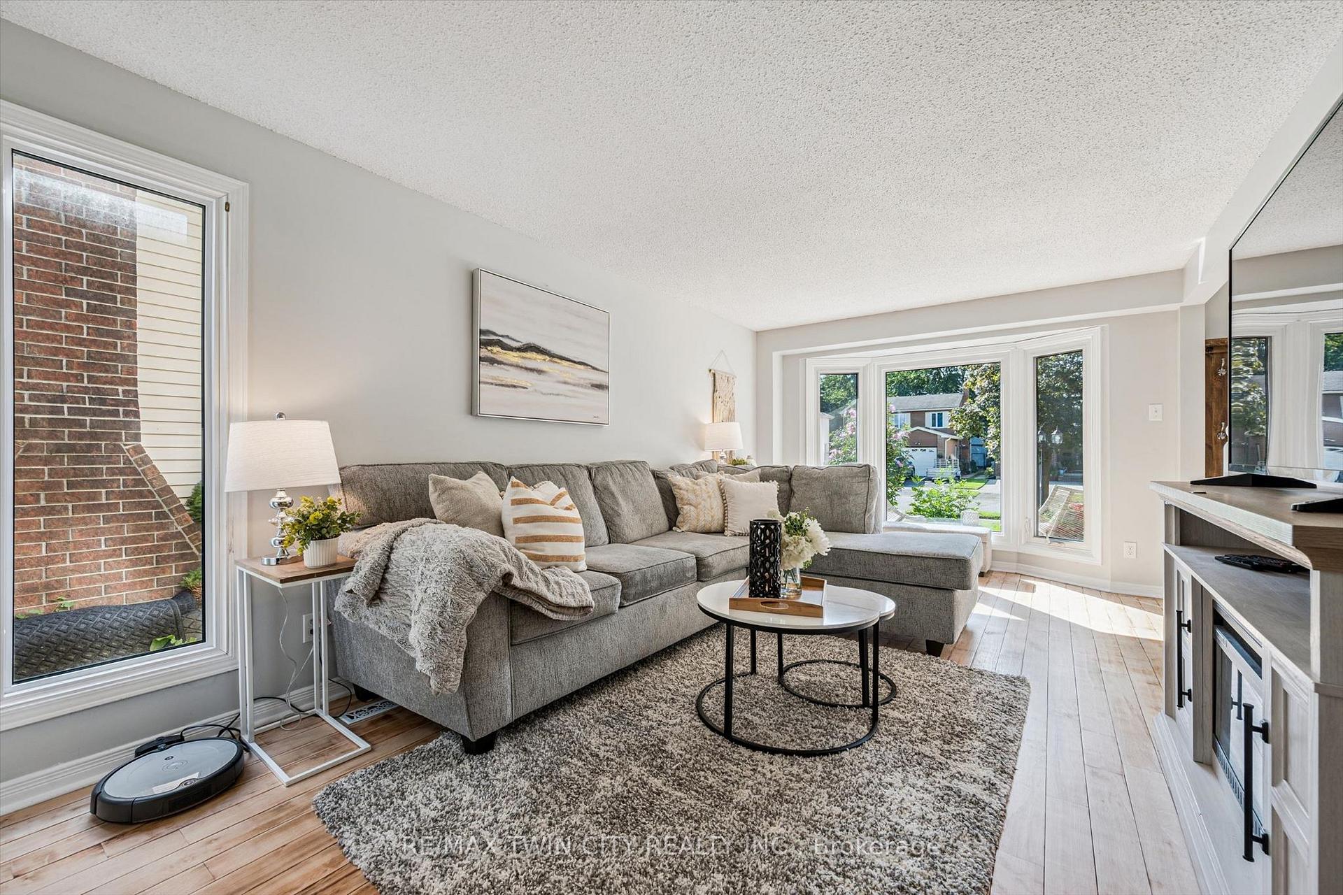 Photo 7 of 54 Royal Orchard Place, Kitchener, Forest Heights — HOMEH