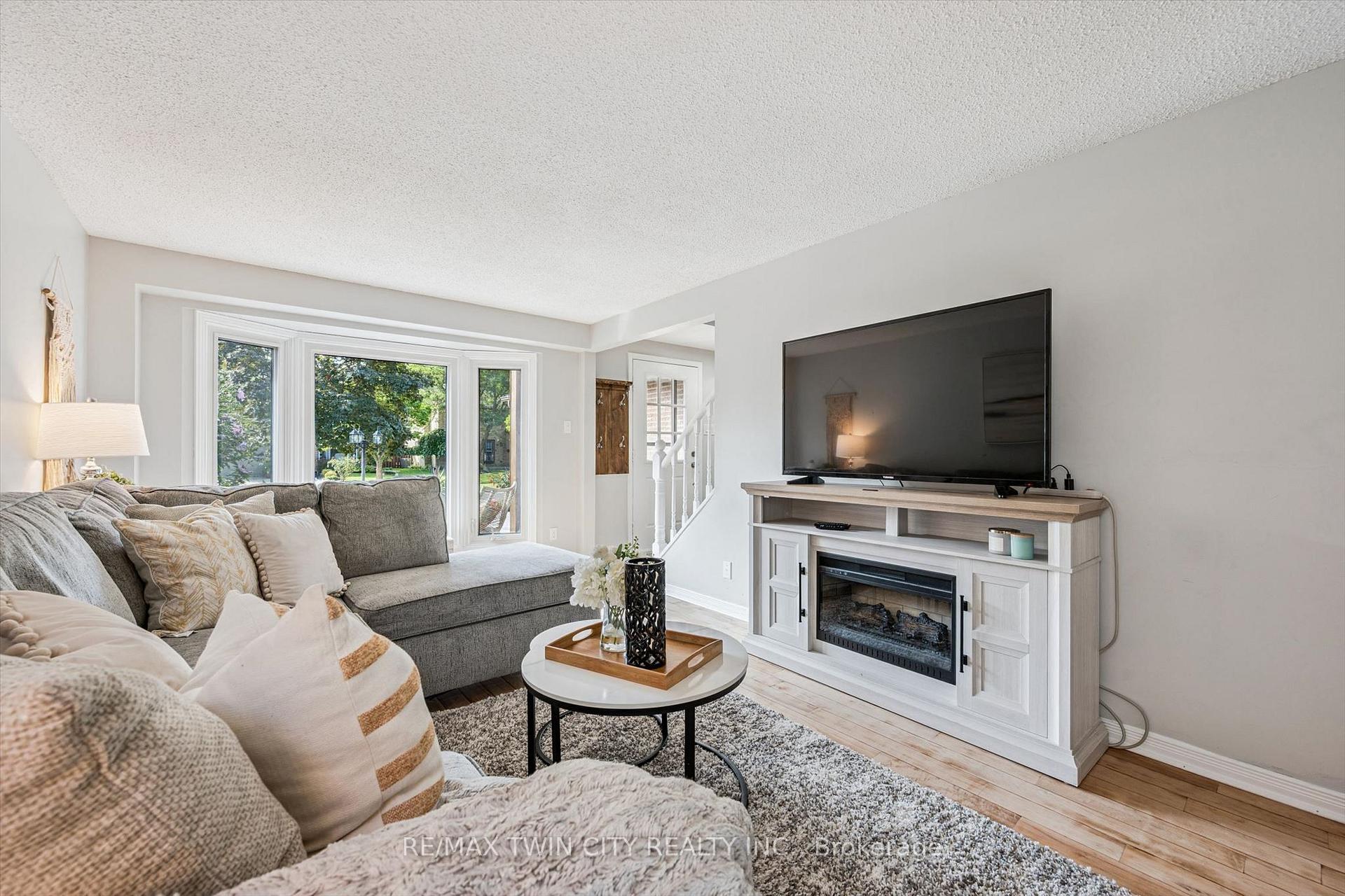 Photo 8 of 54 Royal Orchard Place, Kitchener, Forest Heights — HOMEH
