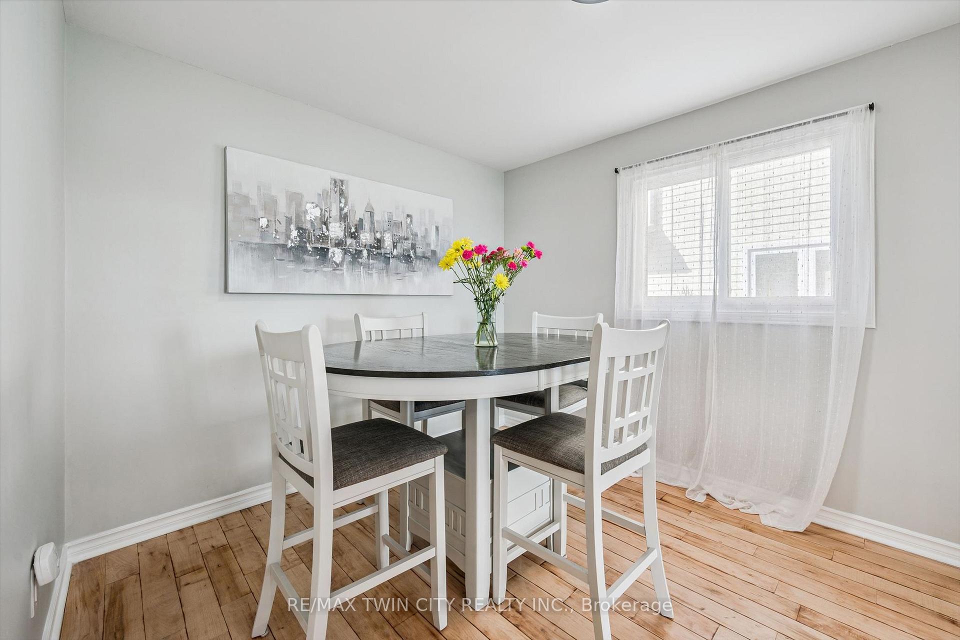 Photo 10 of 54 Royal Orchard Place, Kitchener, Forest Heights — HOMEH