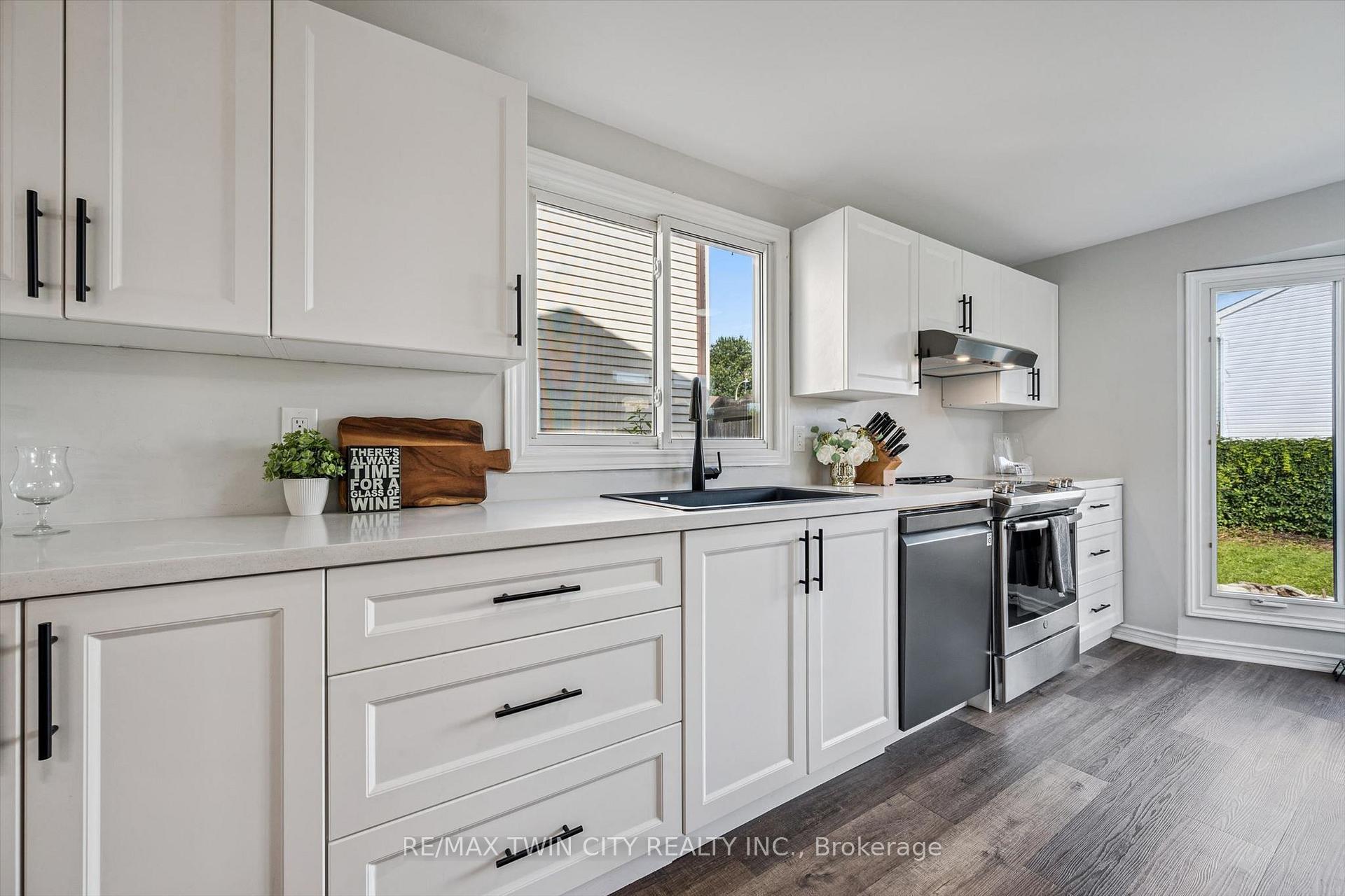 Photo 12 of 54 Royal Orchard Place, Kitchener, Forest Heights — HOMEH