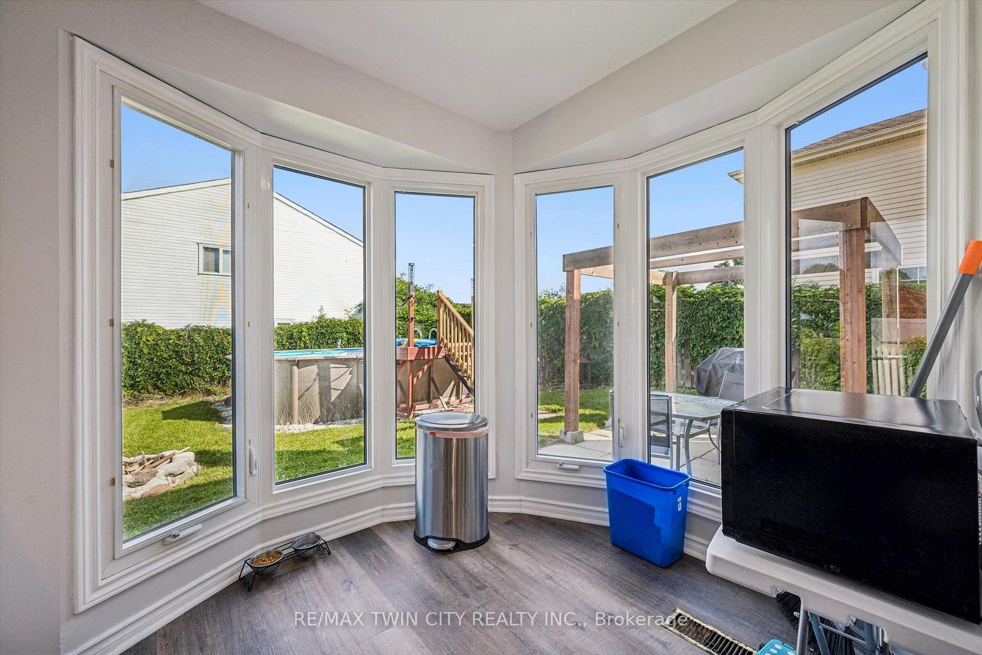 Photo 13 of 54 Royal Orchard Place, Kitchener, Forest Heights — HOMEH