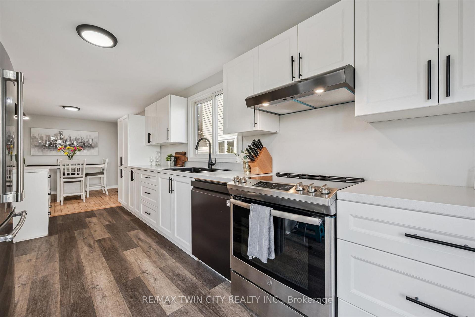 Photo 14 of 54 Royal Orchard Place, Kitchener, Forest Heights — HOMEH