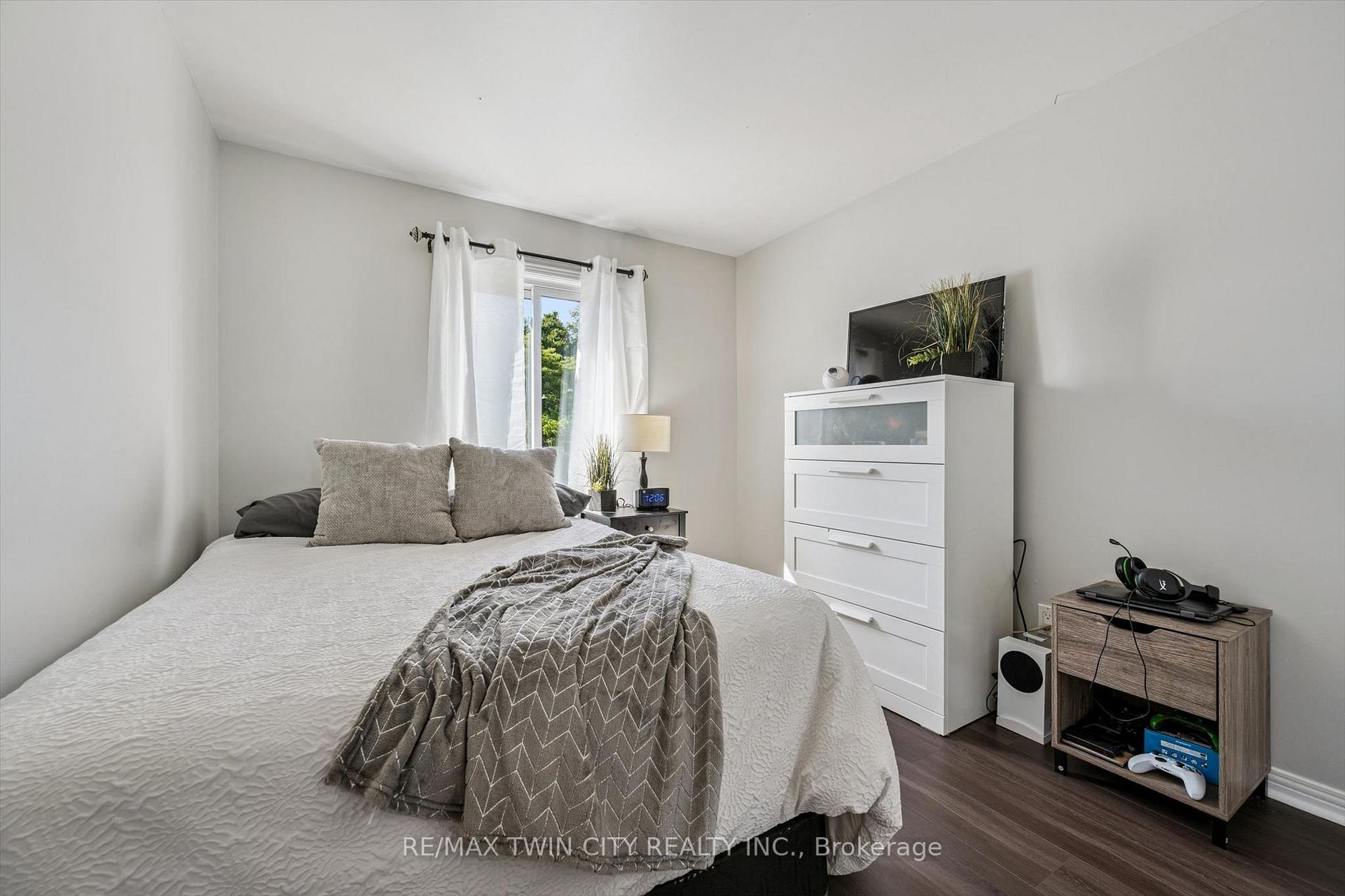 Photo 21 of 54 Royal Orchard Place, Kitchener, Forest Heights — HOMEH