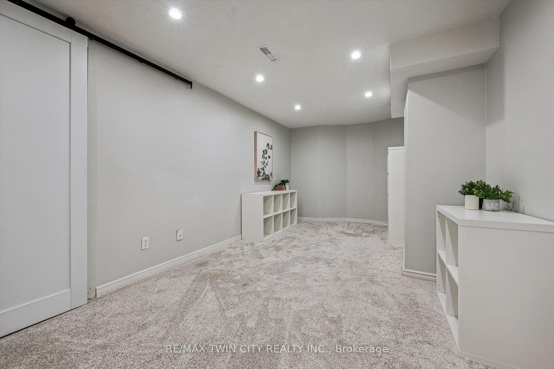 Photo 28 of 54 Royal Orchard Place, Kitchener, Forest Heights — HOMEH