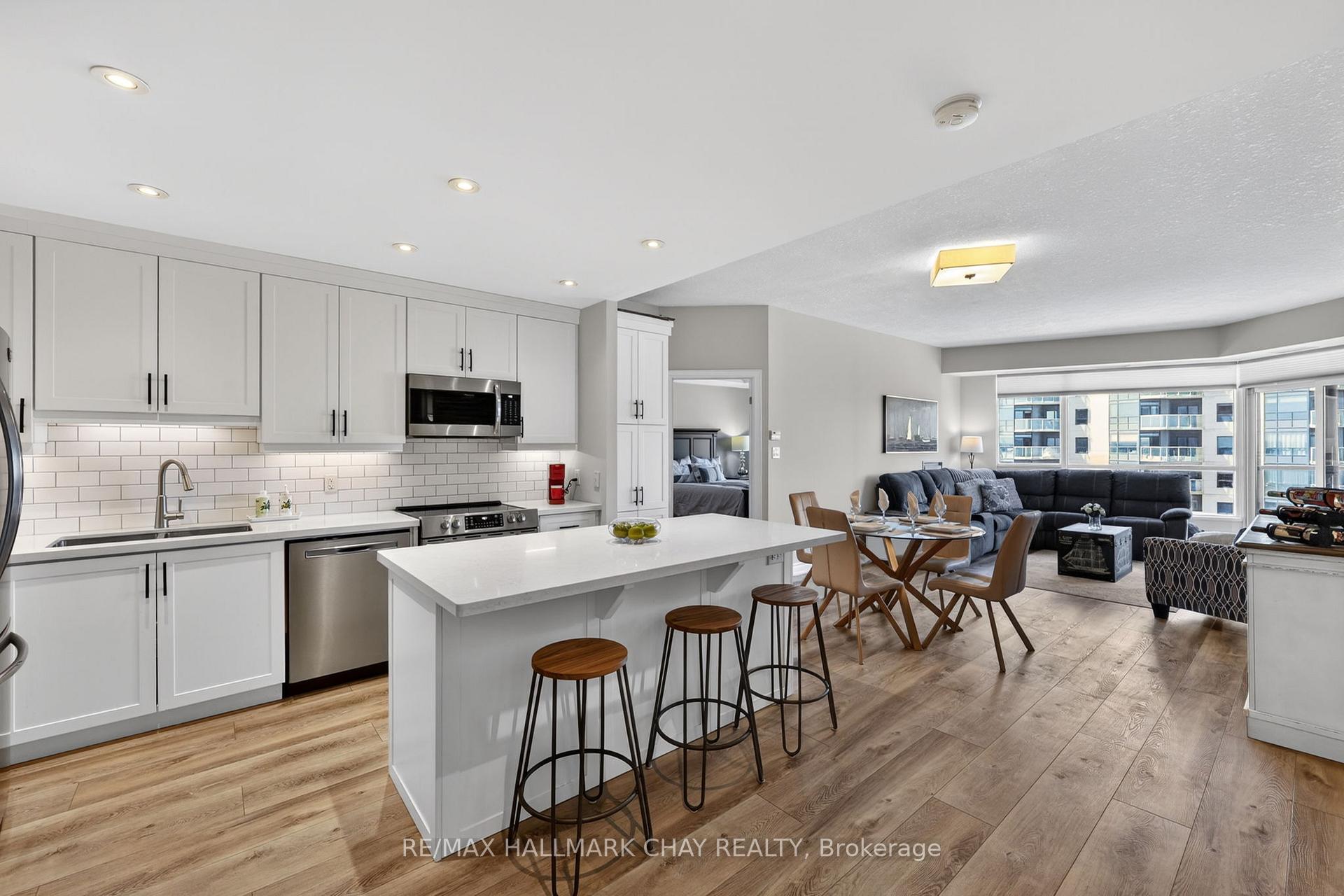 Photo 3 of Unit 805, 37 Ellen Street, Barrie, City Centre — HOMEH