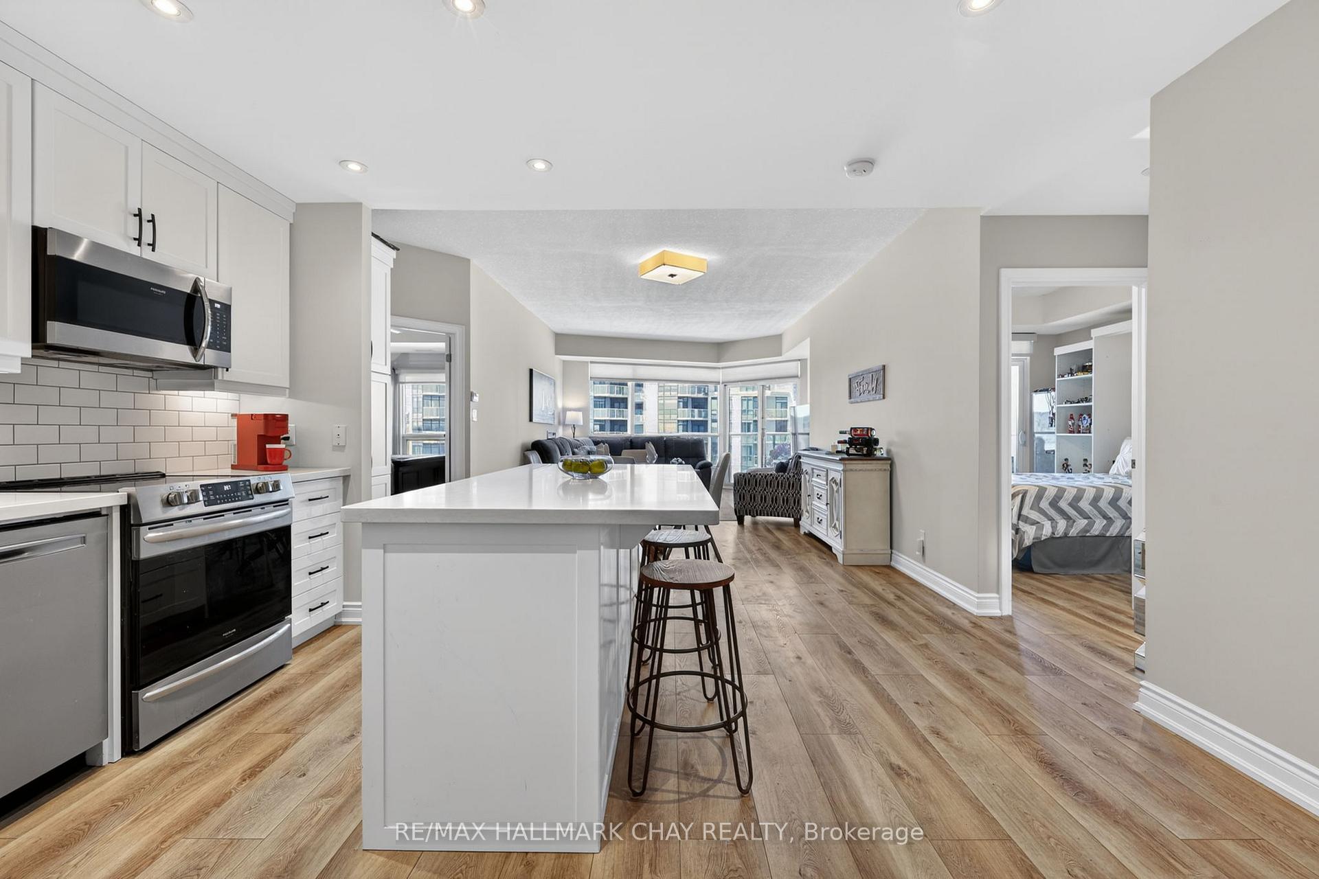 Photo 5 of Unit 805, 37 Ellen Street, Barrie, City Centre — HOMEH