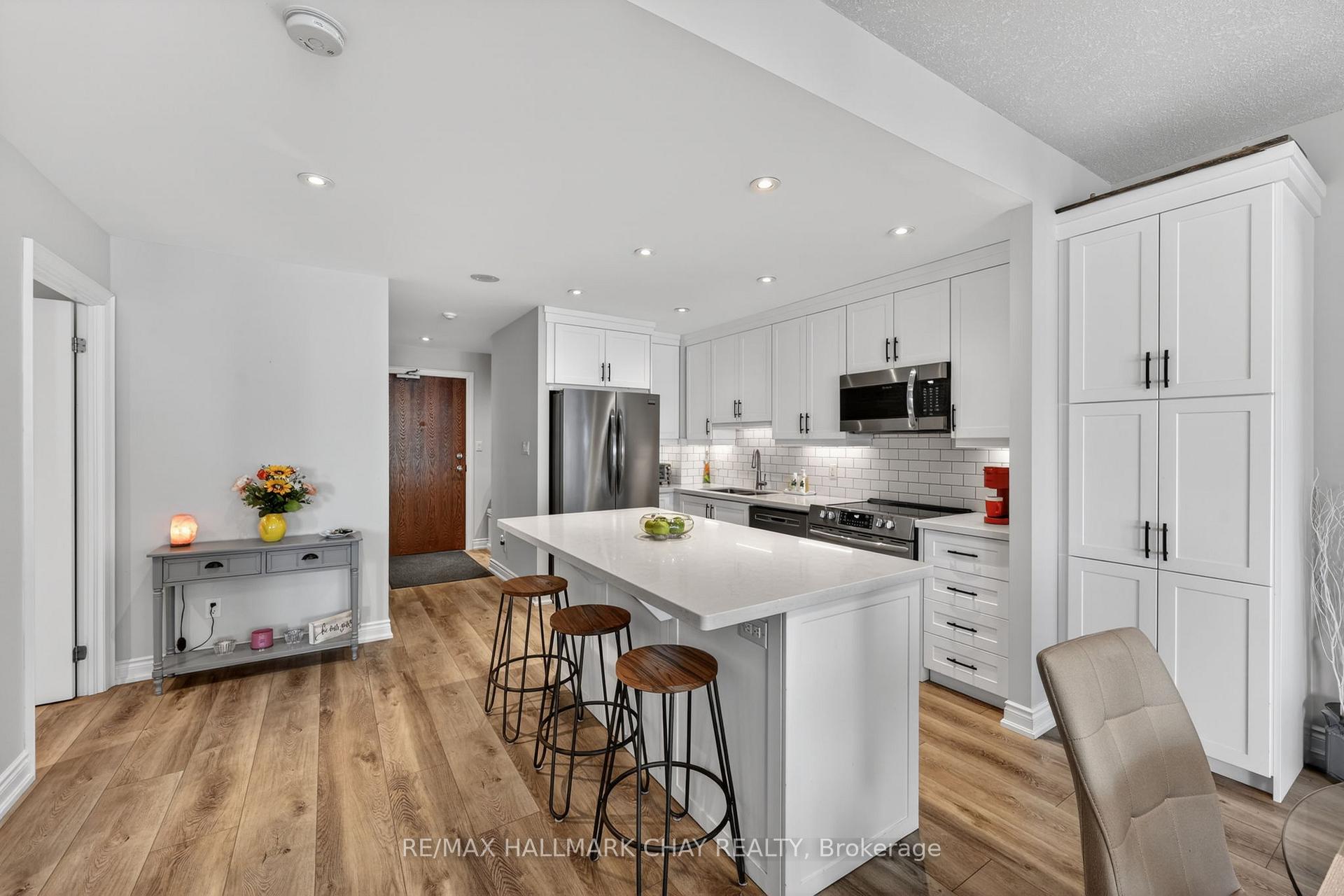 Photo 7 of Unit 805, 37 Ellen Street, Barrie, City Centre — HOMEH