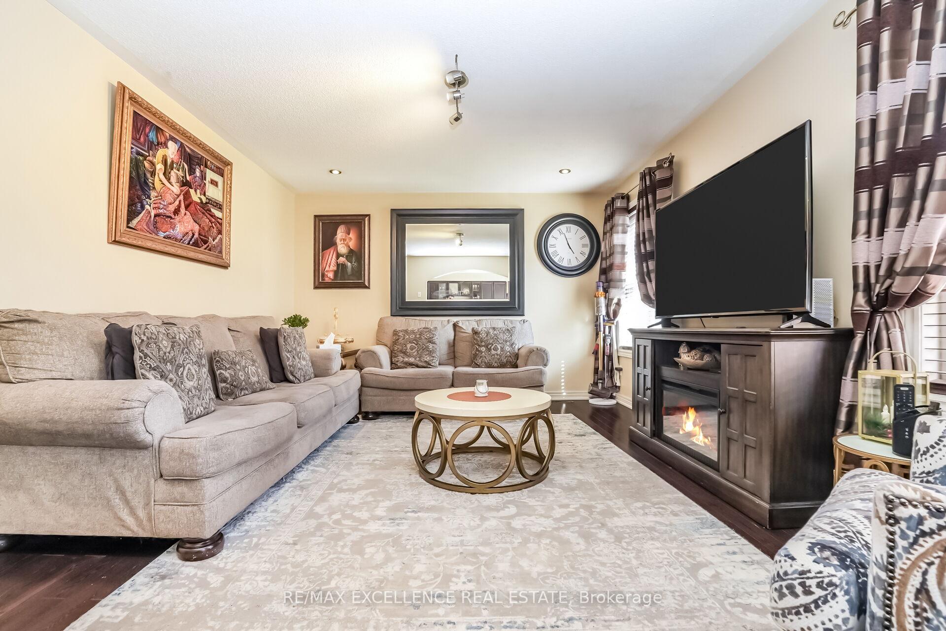 Photo 6 of 78 Brentcliff Drive, Brampton, Fletcher's Meadow — HOMEH