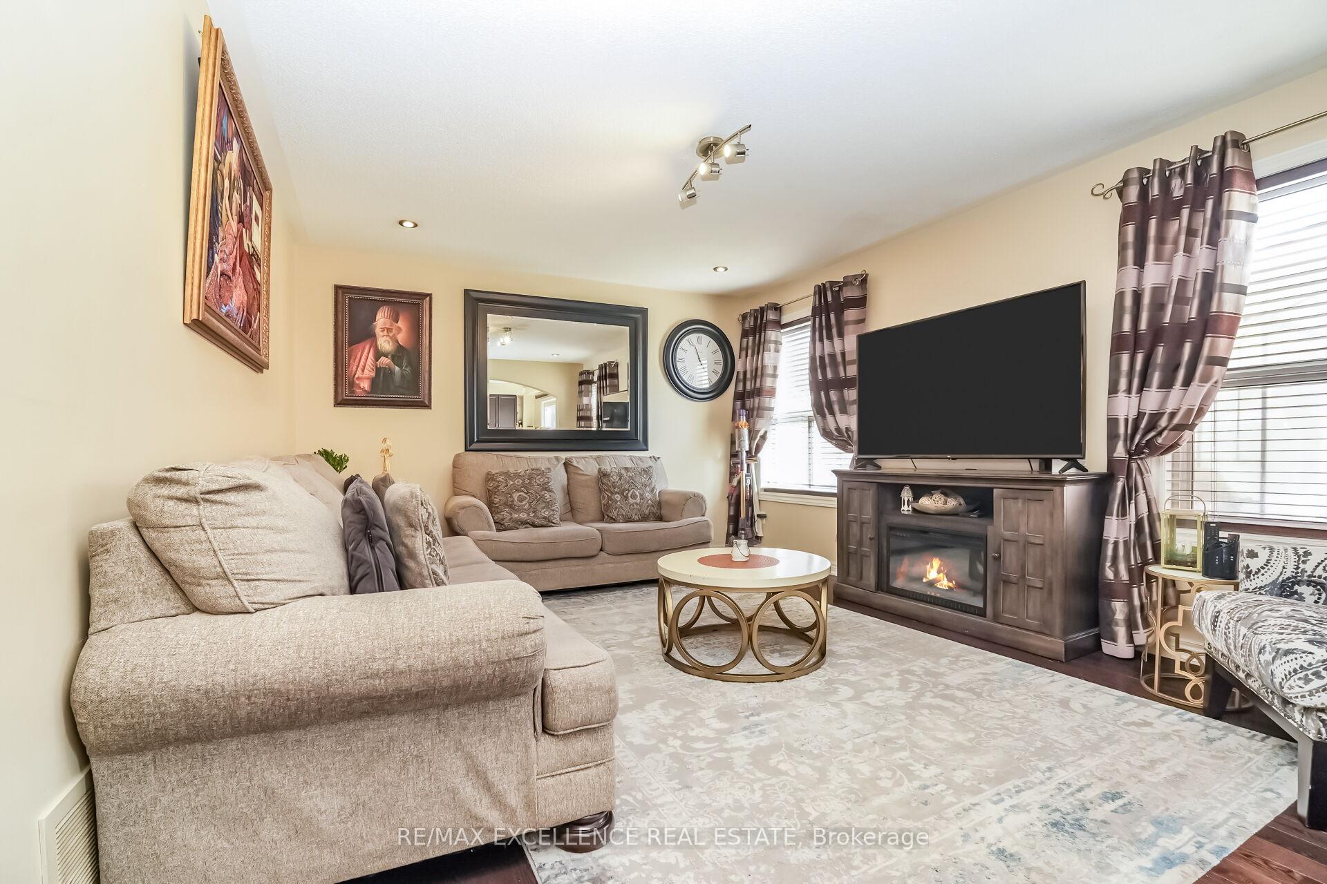 Photo 9 of 78 Brentcliff Drive, Brampton, Fletcher's Meadow — HOMEH