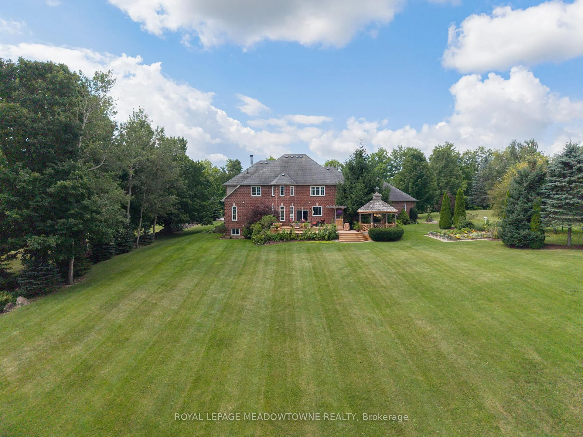 Photo 4 of 4215 Ennisclare Drive, Milton, Rural Nassagaweya — HOMEH