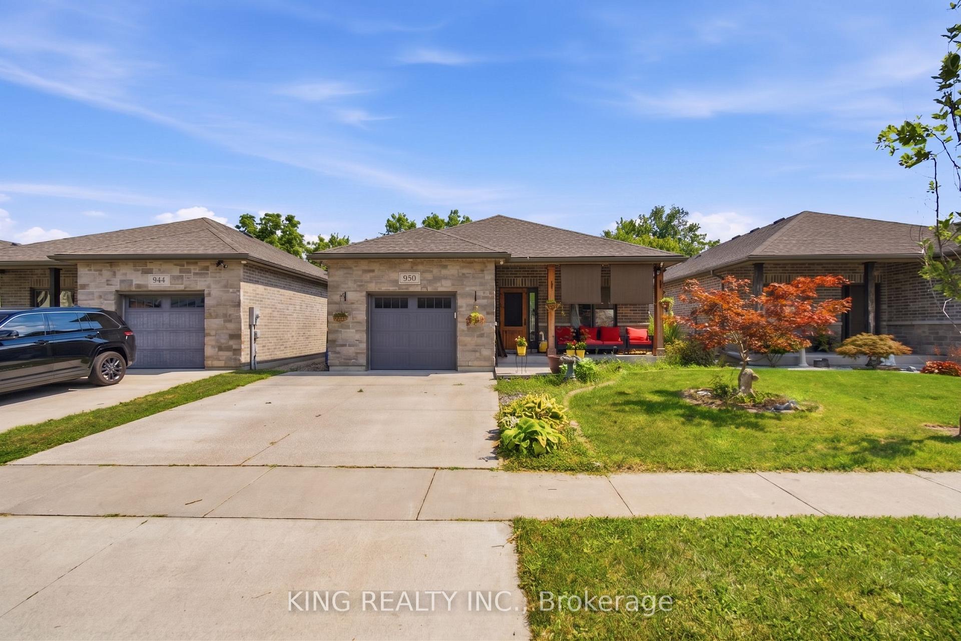 Photo 3 of 950 Ellrose Avenue, Windsor — HOMEH