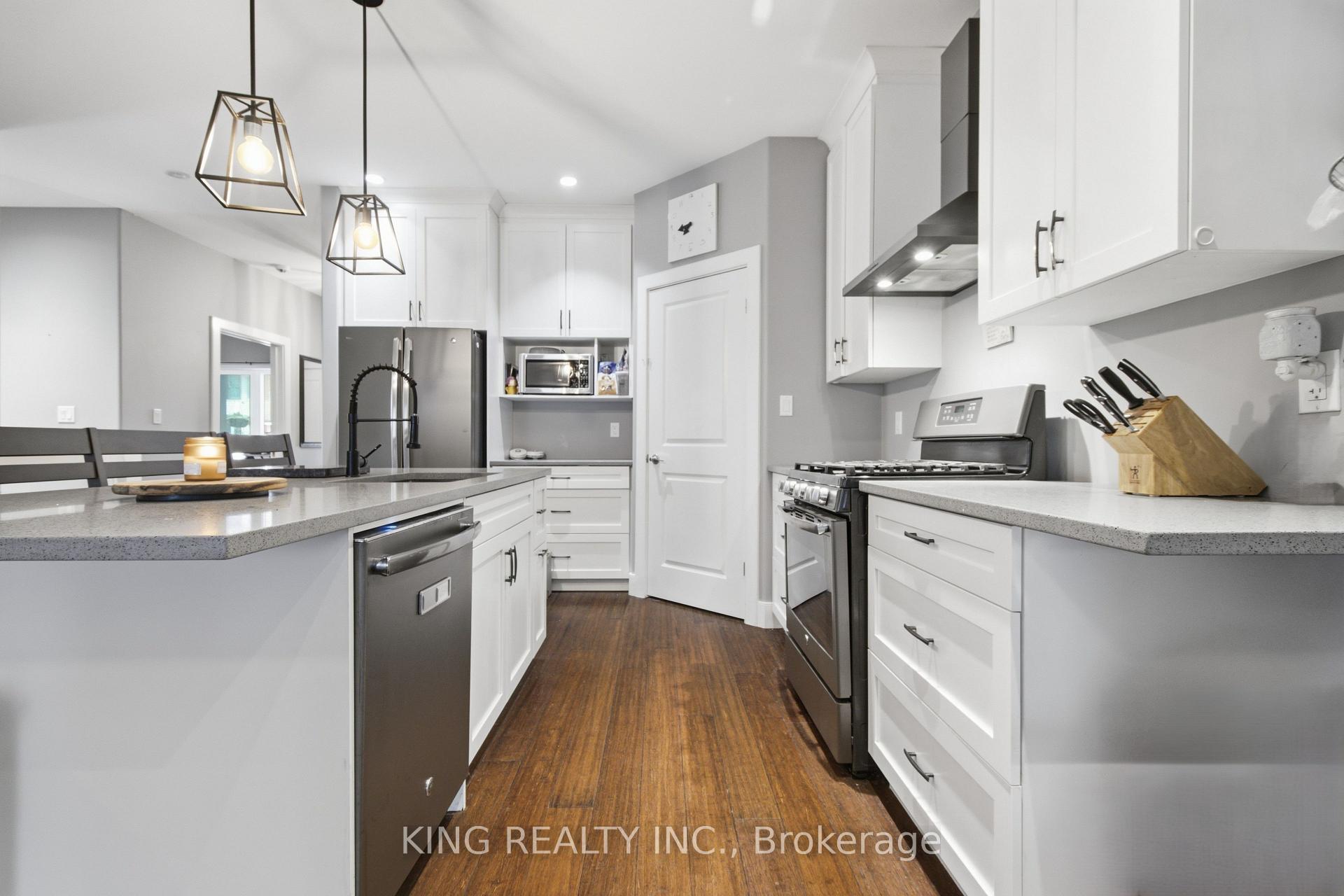 Photo 13 of 950 Ellrose Avenue, Windsor — HOMEH
