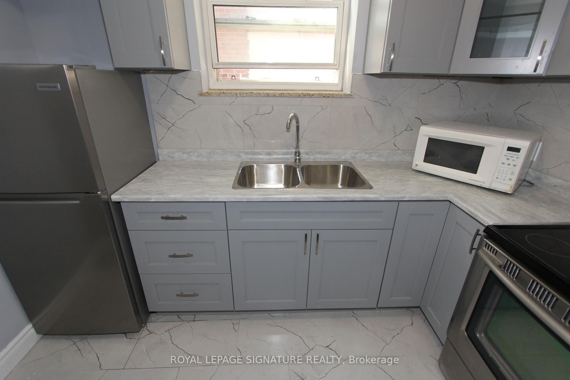 Photo 3 of Unit 2, 31 Fifteenth Street, Etobicoke, New Toronto — HOMEH