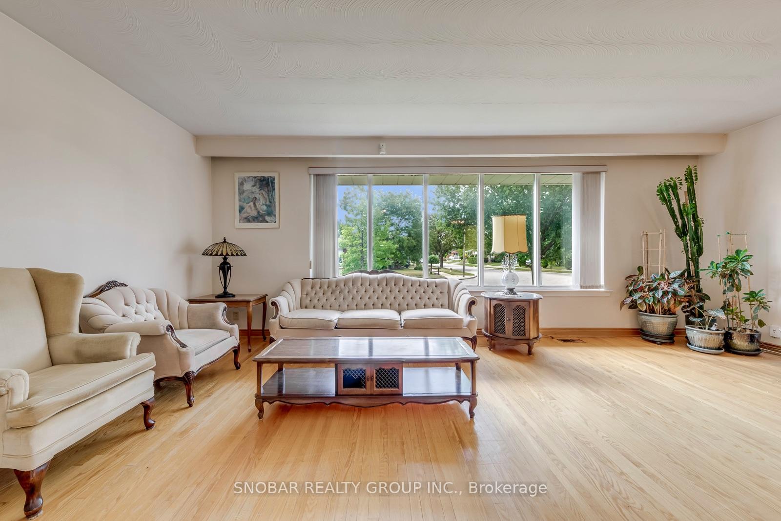 Photo 3 of 22 Thelmere Place, Etobicoke, Willowridge-Martingrove-Richview — HOMEH