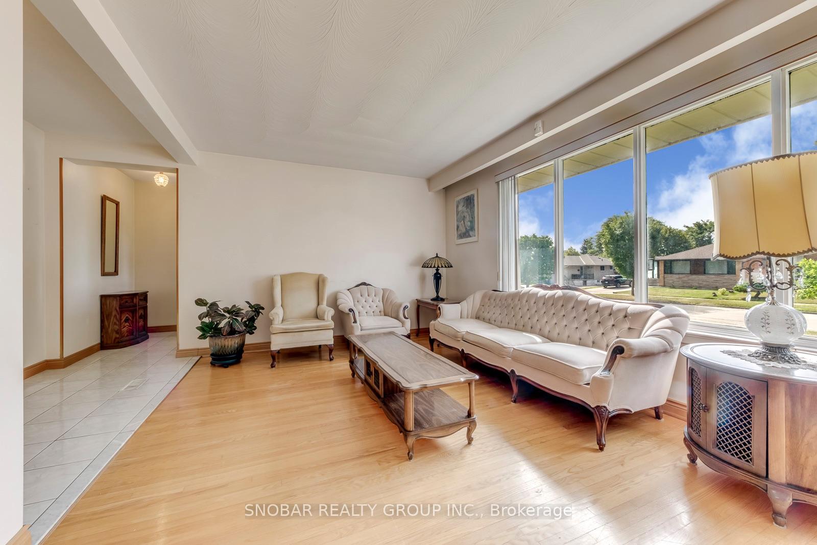 Photo 4 of 22 Thelmere Place, Etobicoke, Willowridge-Martingrove-Richview — HOMEH