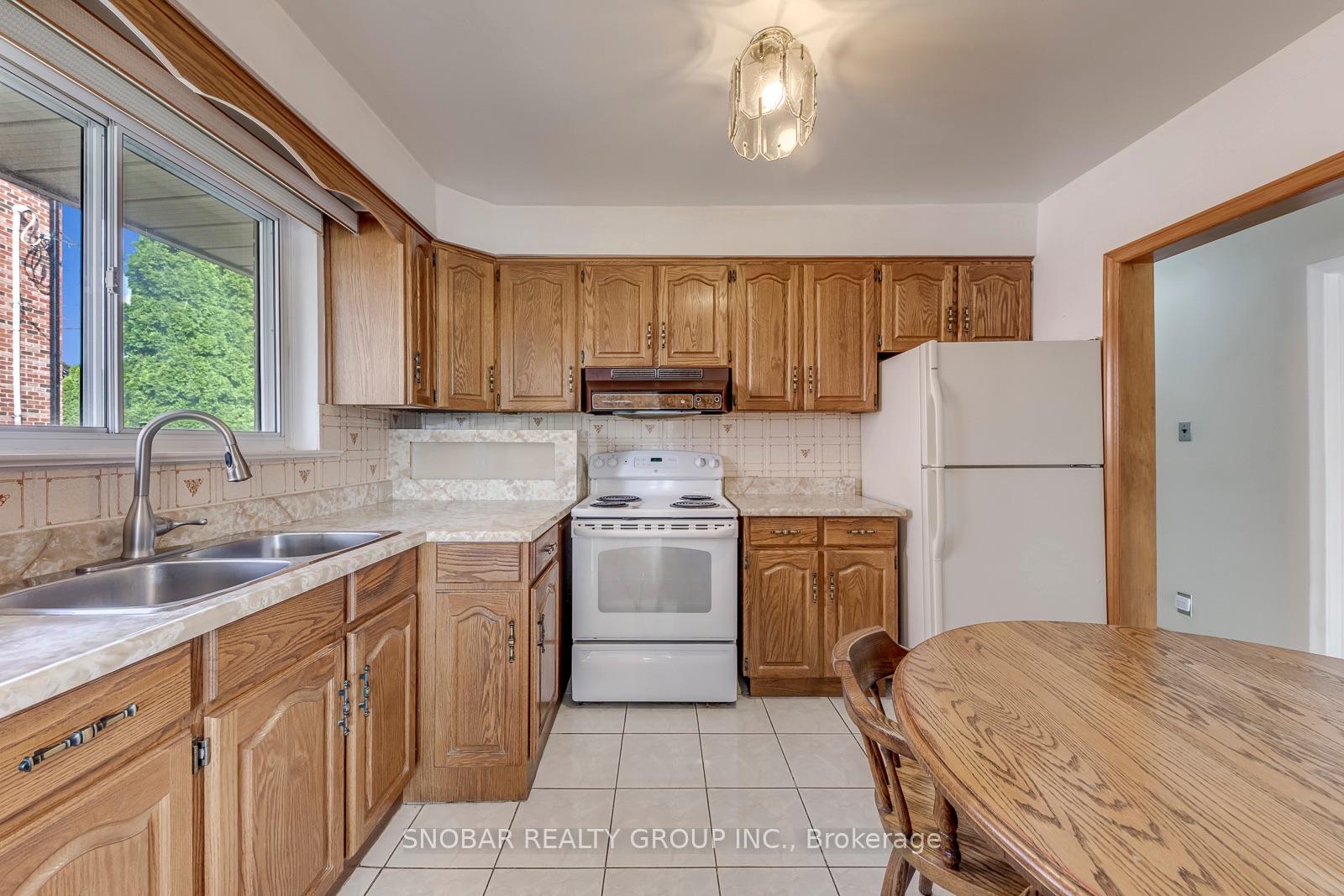 Photo 9 of 22 Thelmere Place, Etobicoke, Willowridge-Martingrove-Richview — HOMEH